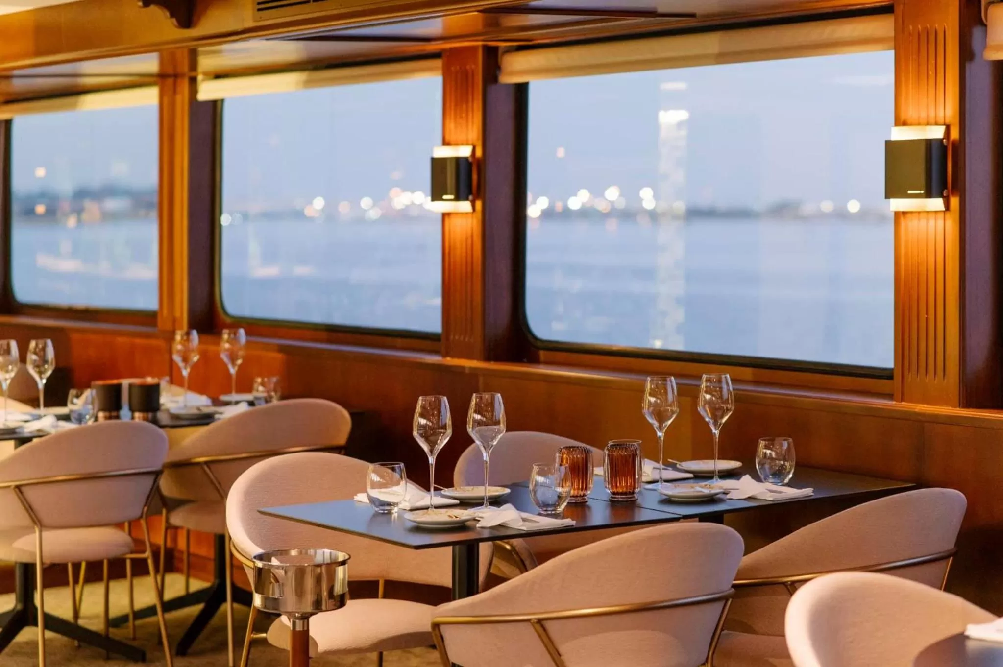 Restaurant/places to eat in Costa do Sal Hotel Boat Lounge