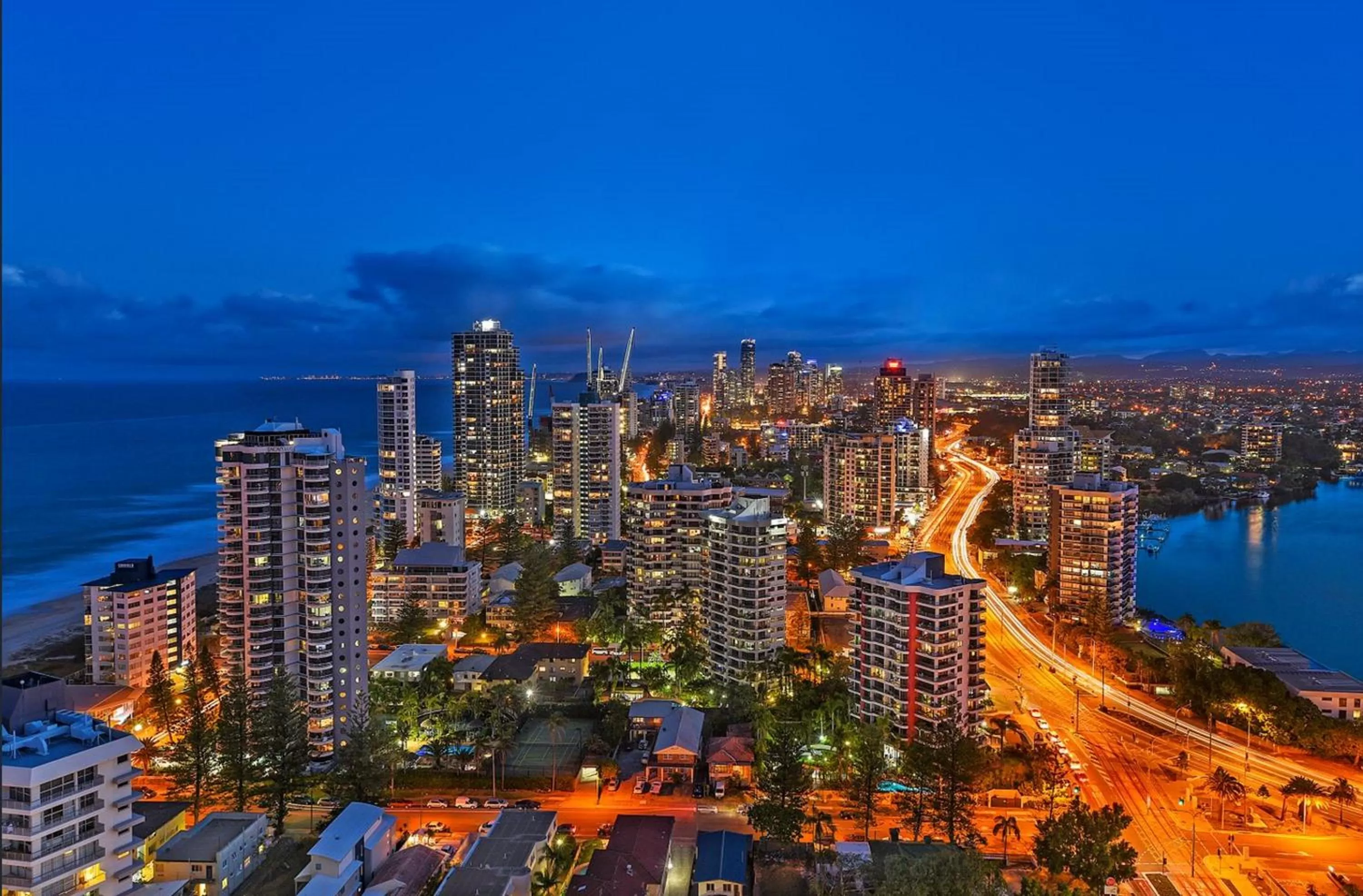 Night in Artique Surfers Paradise - Official