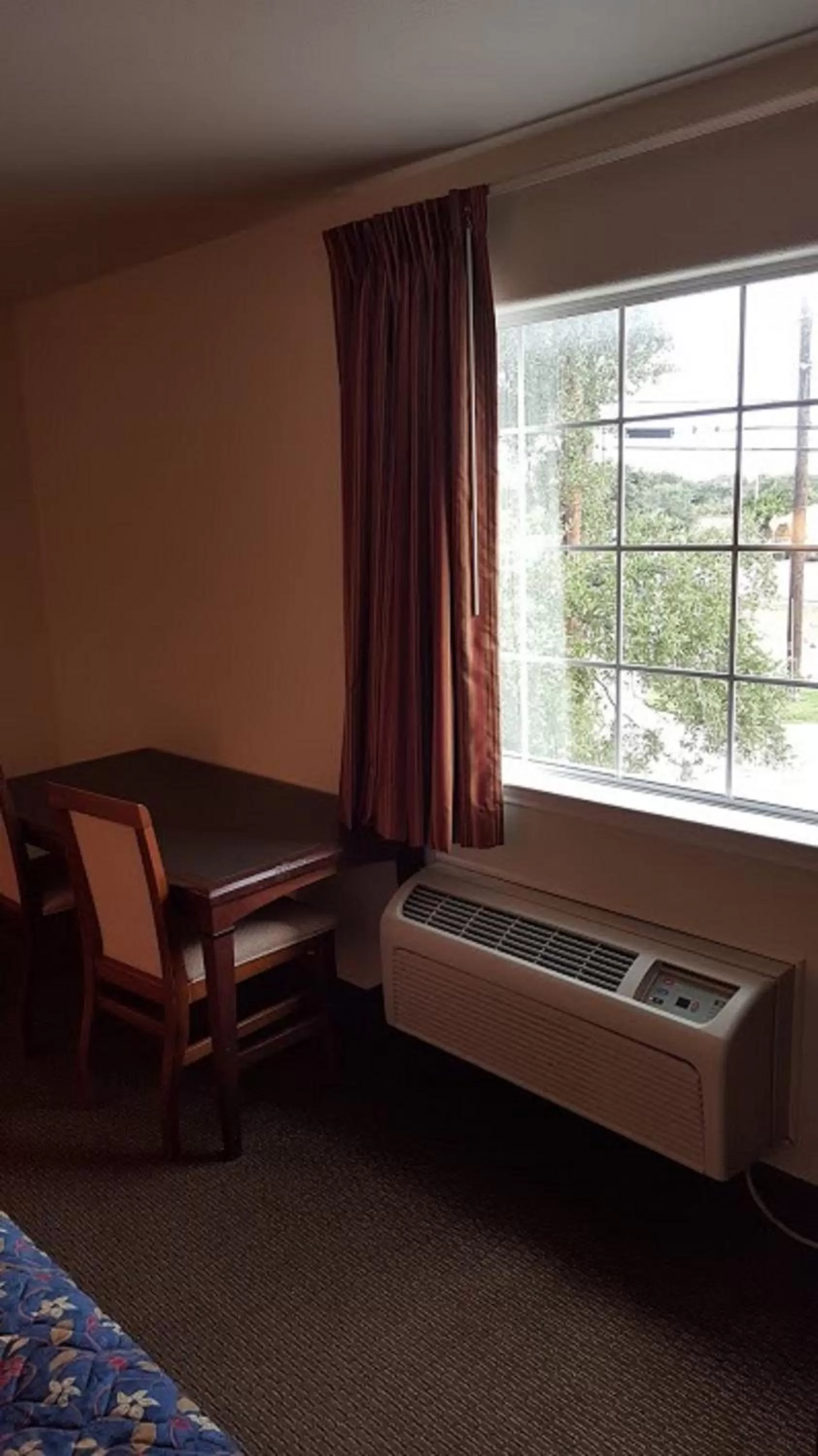 Seating area, Bed in Cedar Creek Inn