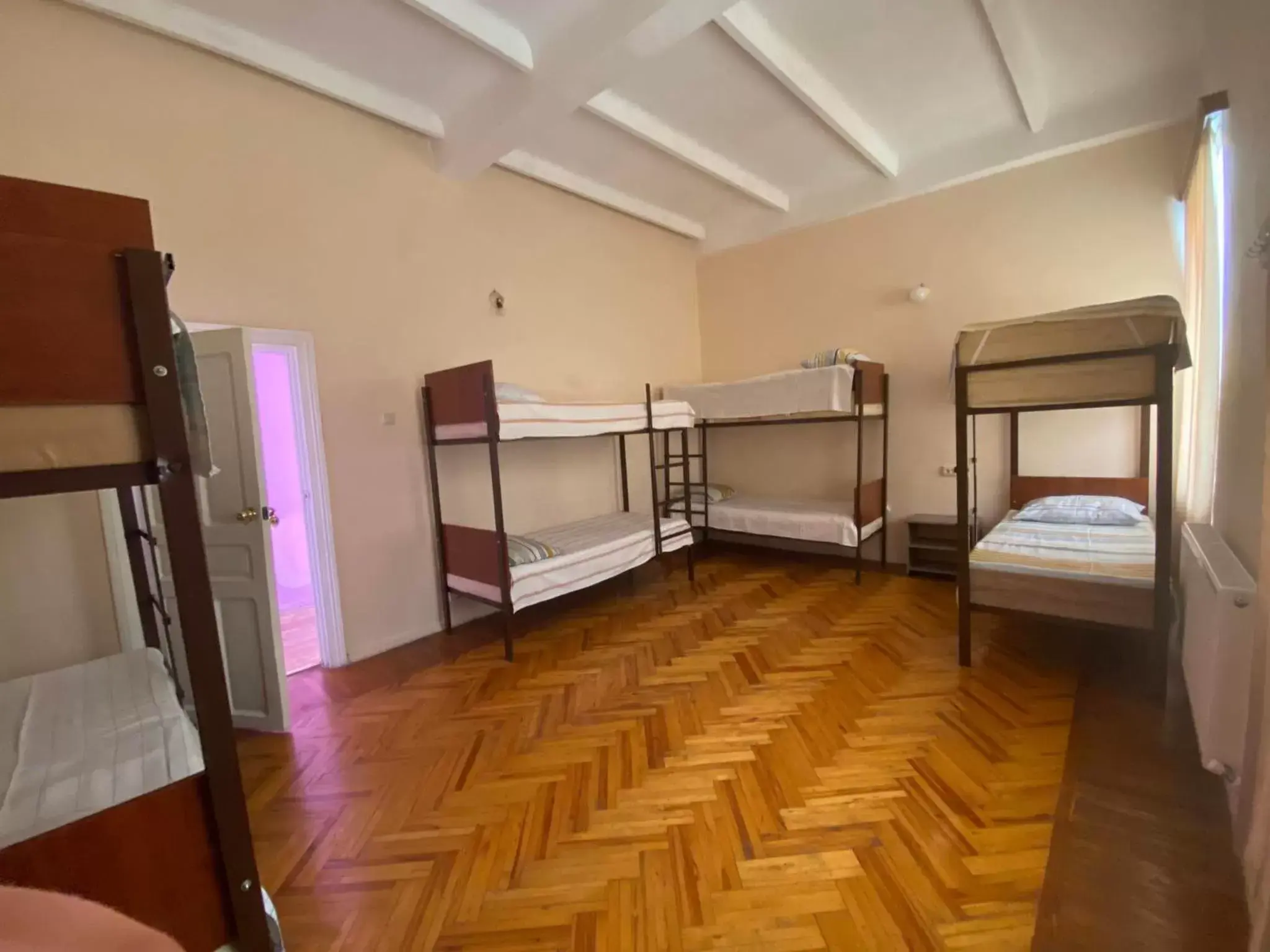 8-Bed Mixed Dormitory Room - single occupancy in Hostel Golden Fleece 8-Bed Mixed Dormitory Room - single occupancy in Hostel Golden Fleece