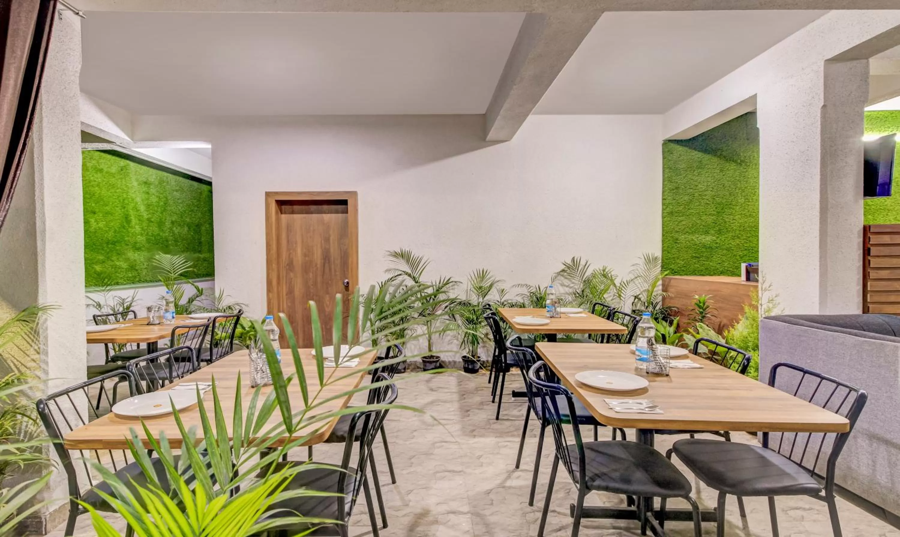 Dining area, Restaurant/Places to Eat in Treebo Trend White House