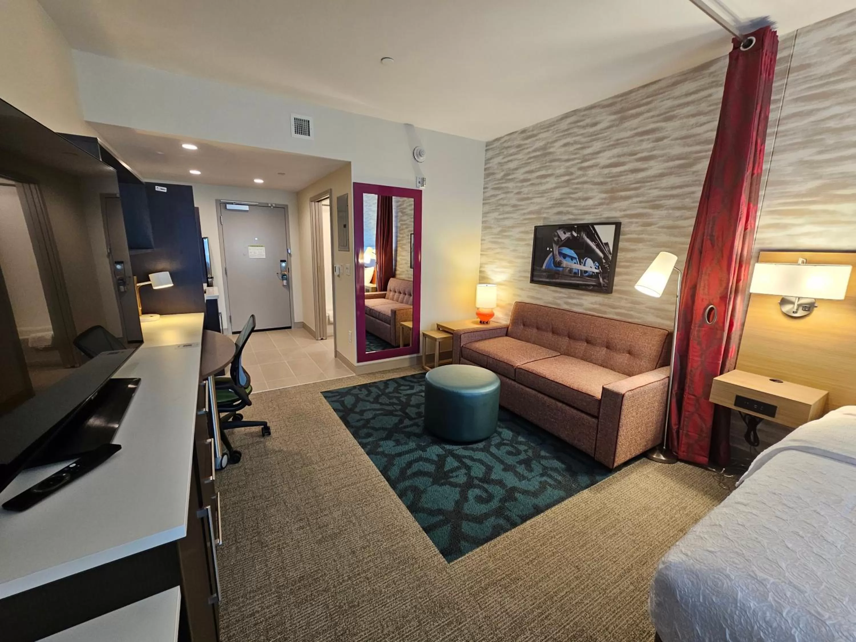 Living room, Bed in Home2 Suites By Hilton Allentown Bethlehem Airport