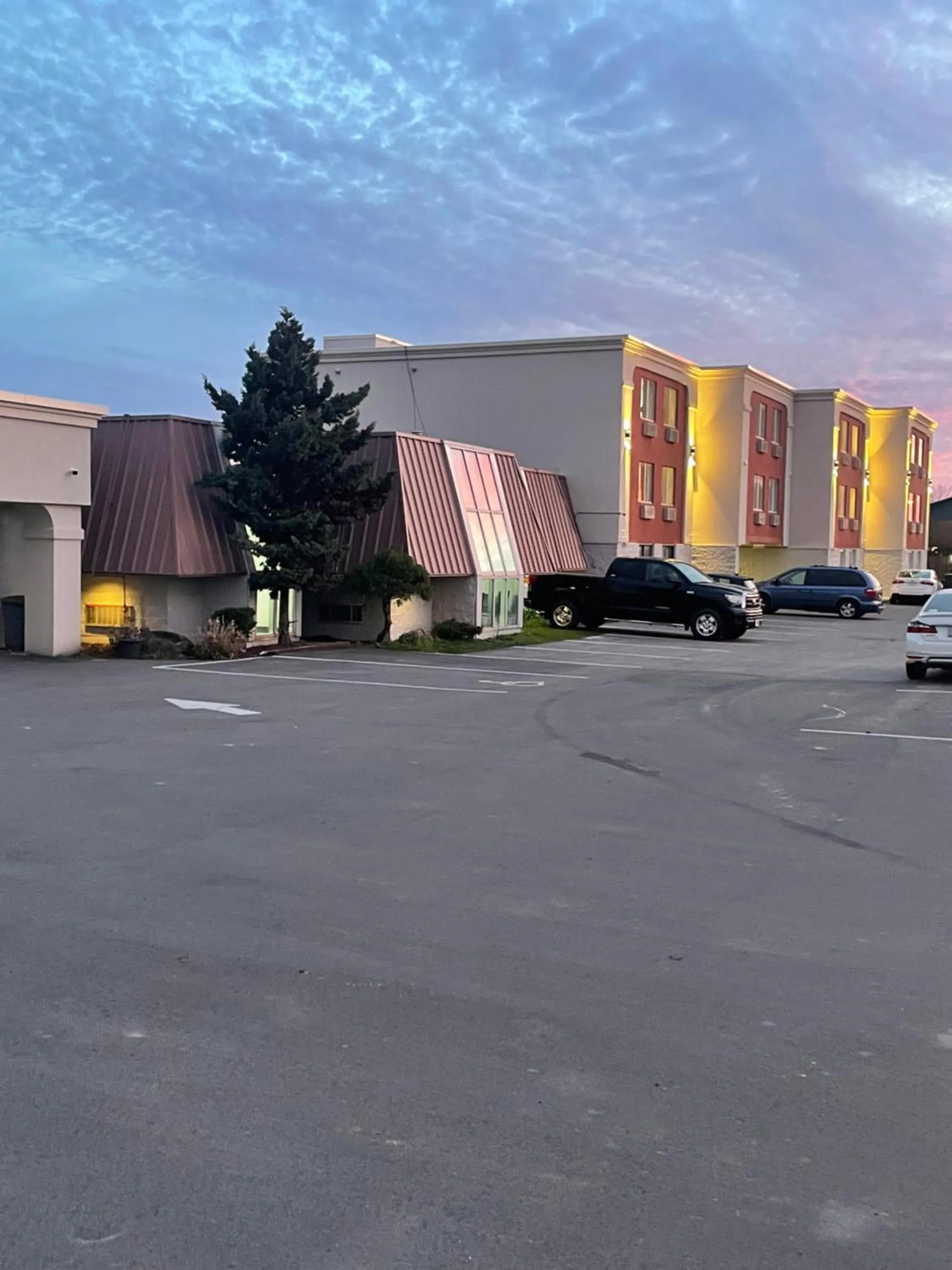 Property building in Niagara Lodge & Suites