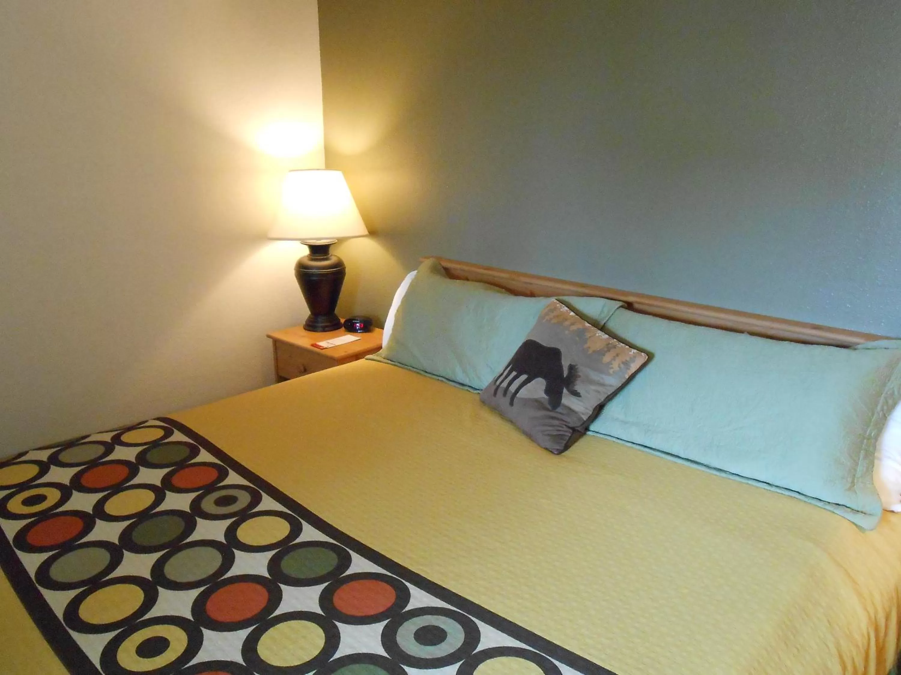 Queen Room - Non-Smoking in Super 8 by Wyndham Livingston