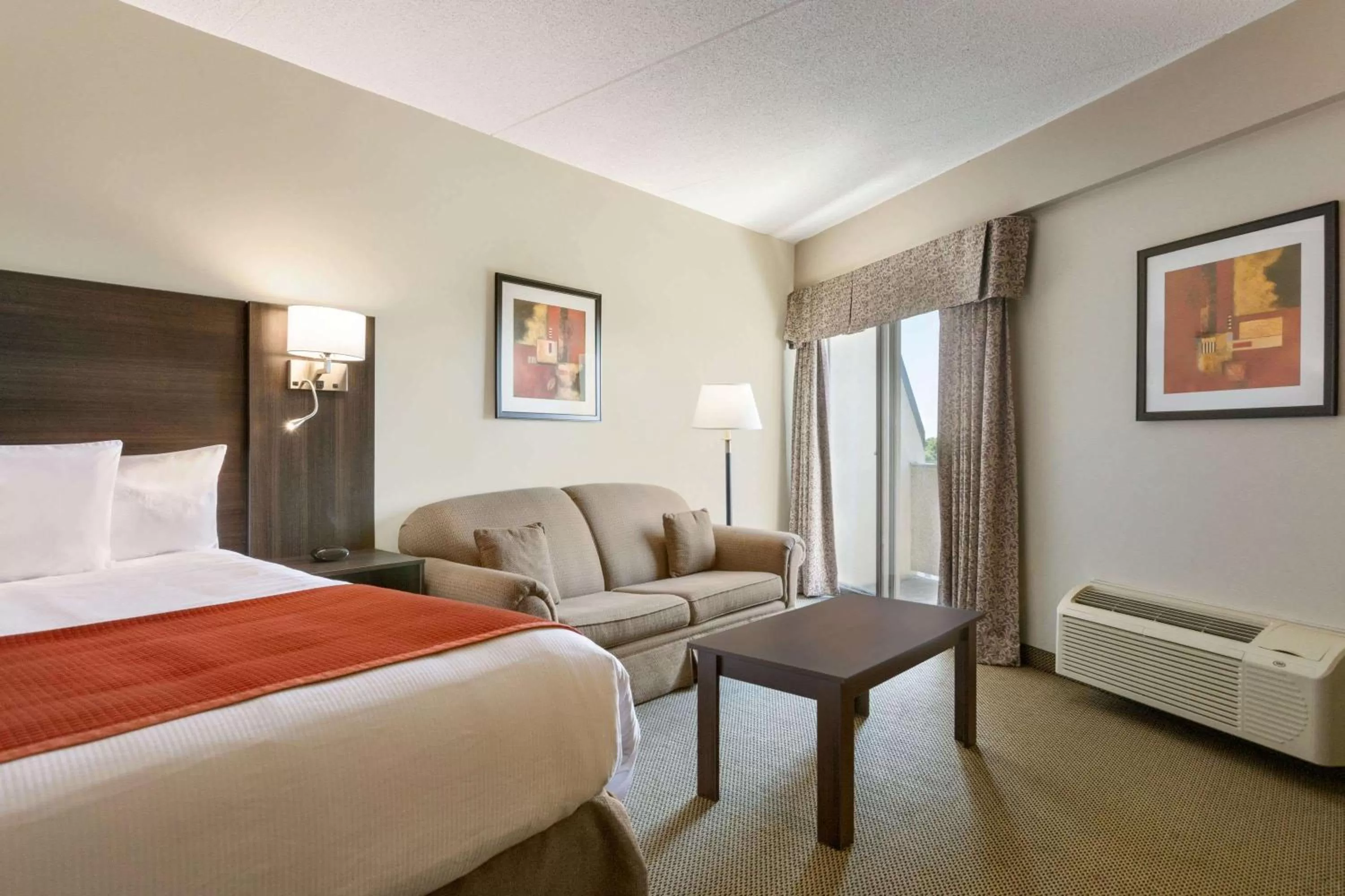 Photo of the whole room in Travelodge Hotel by Wyndham Kingston Lasalle