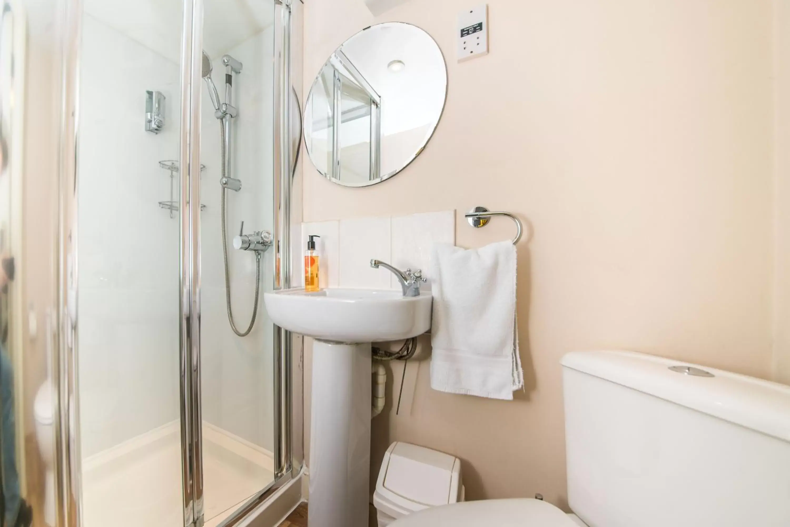 Single Room with Private Bathroom in The Henry Guest House Single Room with Private Bathroom in The Henry Guest House