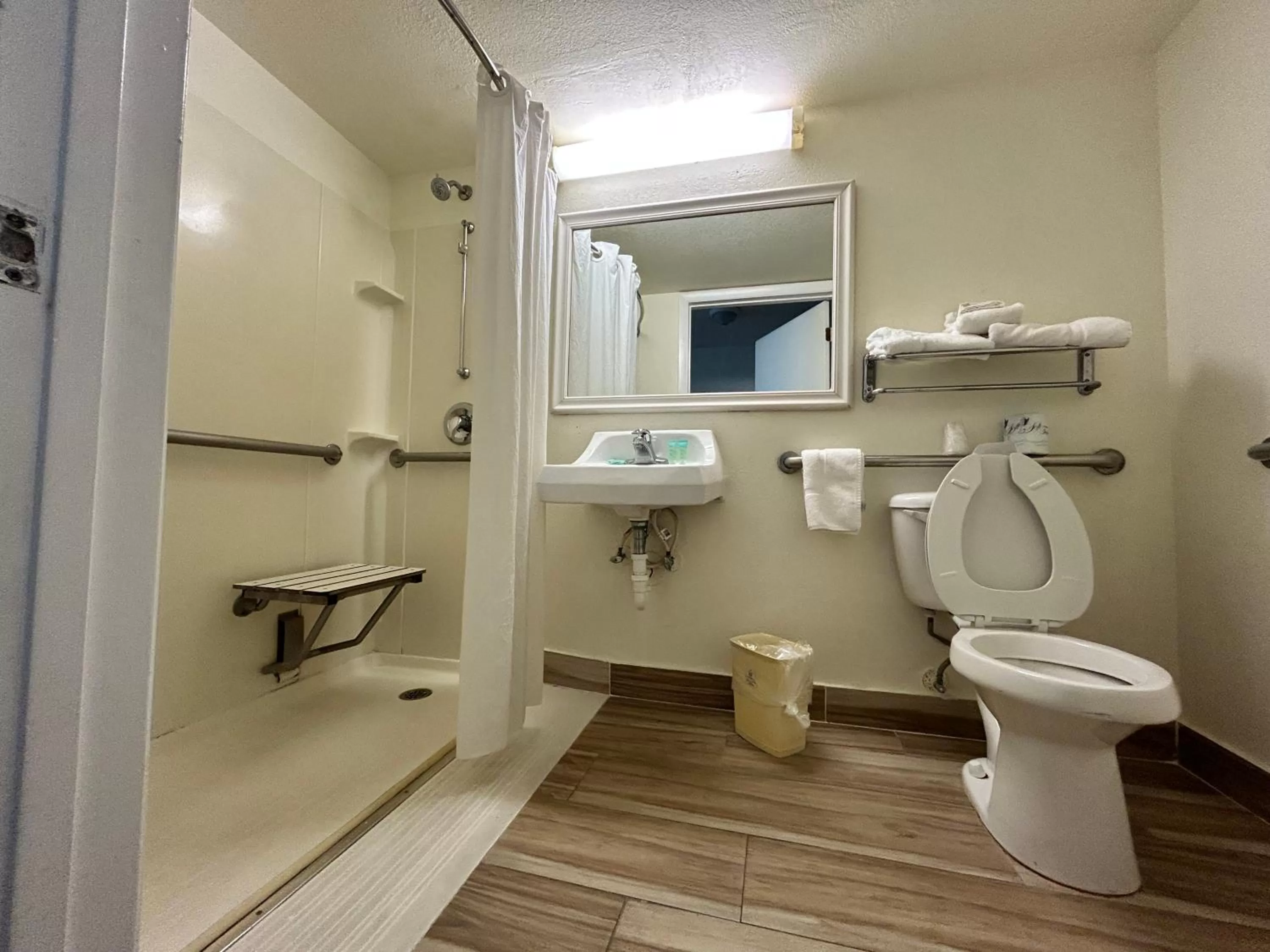 Shower in Monumental Movieland Hotel