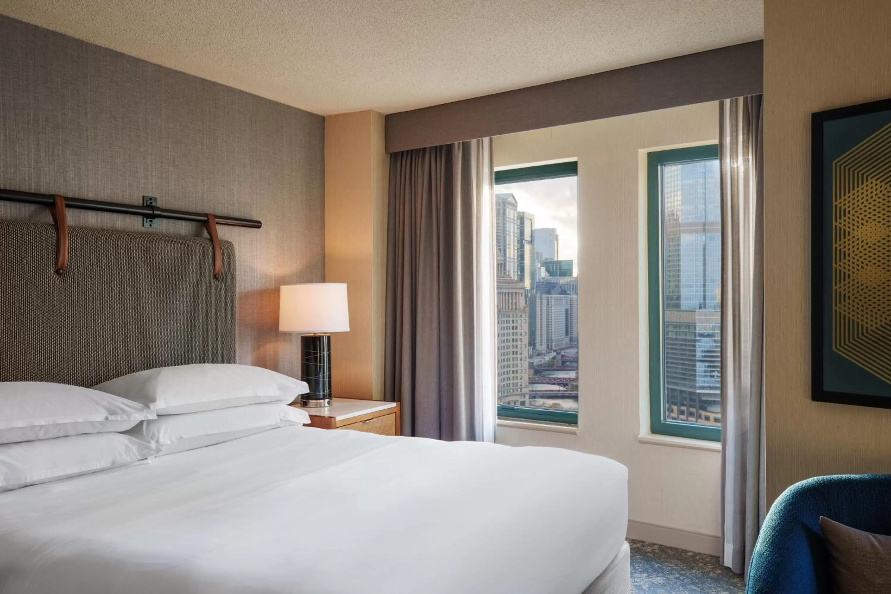 Photo of the whole room, Bed in Sheraton Grand Chicago Riverwalk