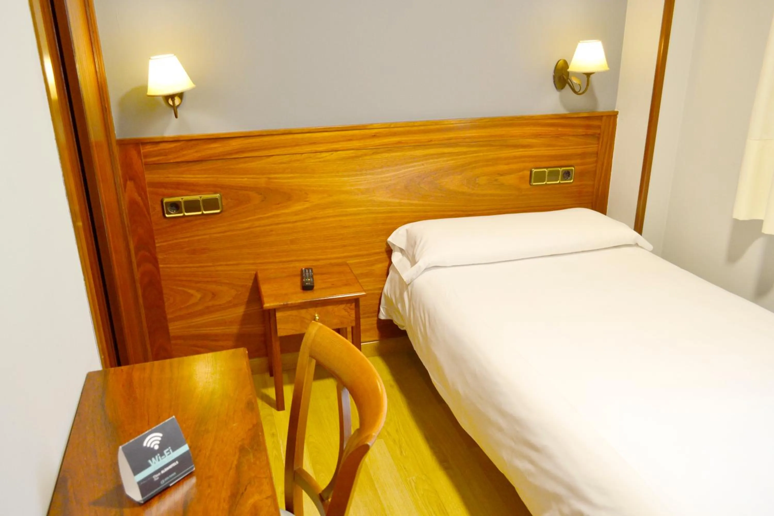 Bedroom, Bed in Hotel Los Templarios