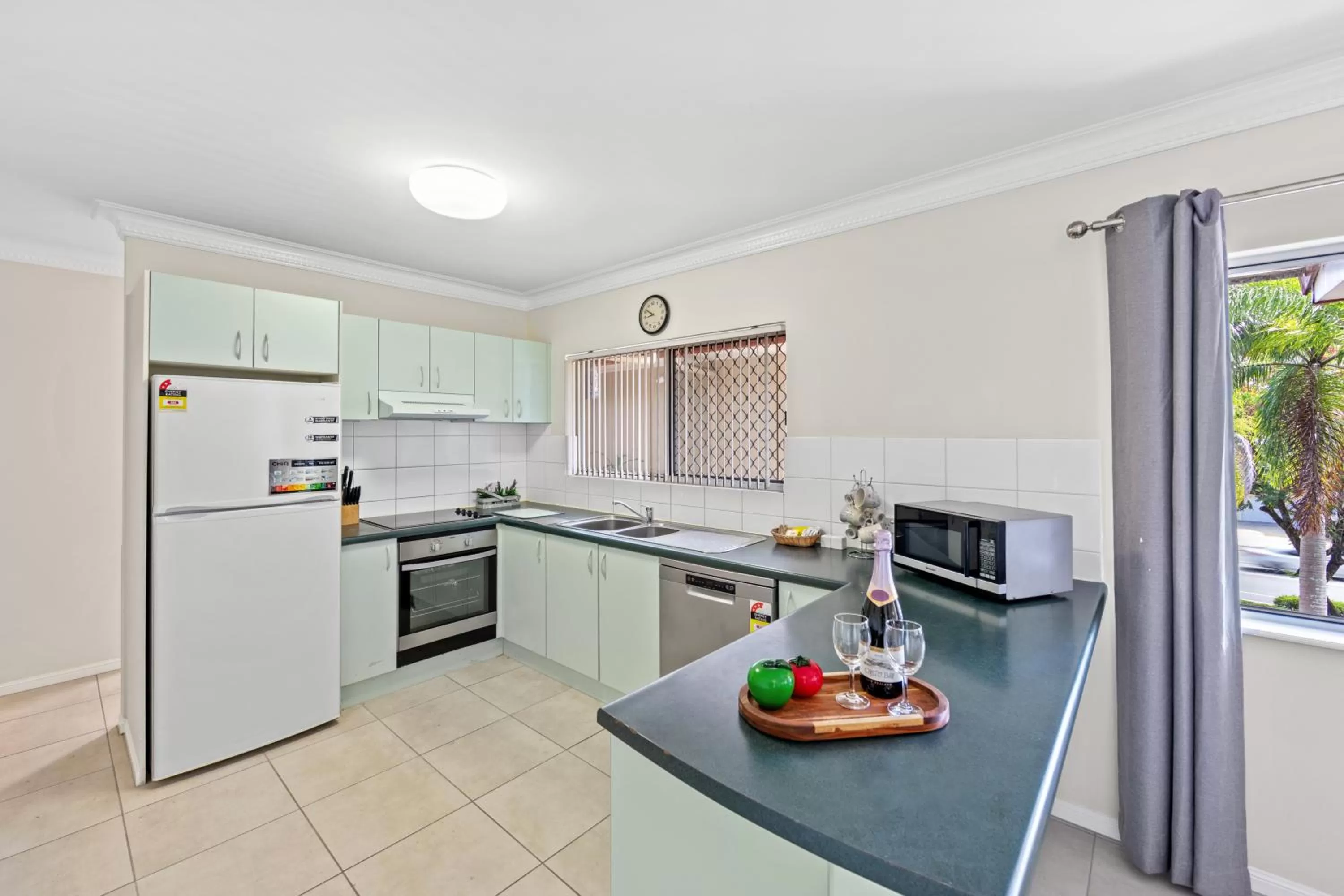 Kitchen or kitchenette in Koala Court Holiday Apartments