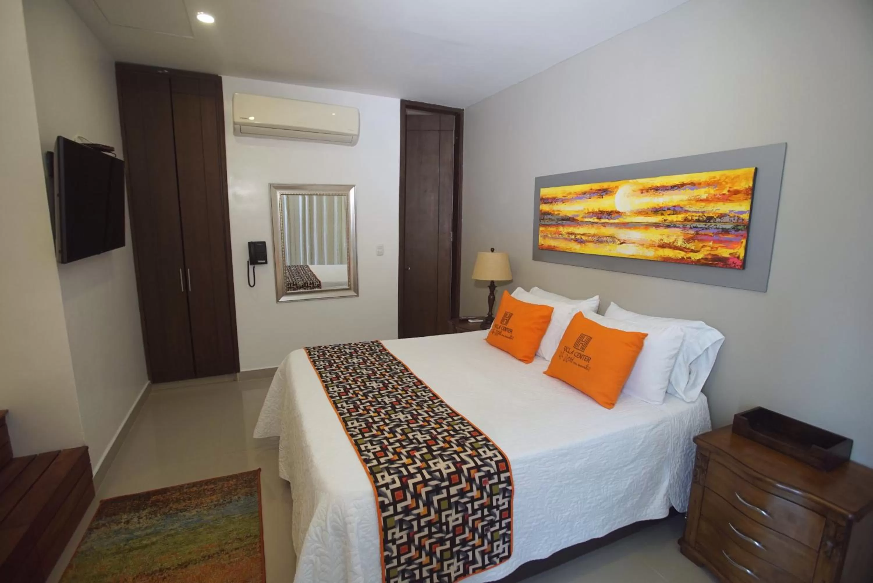 Photo of the whole room, Bed in Hotel Ucla Center