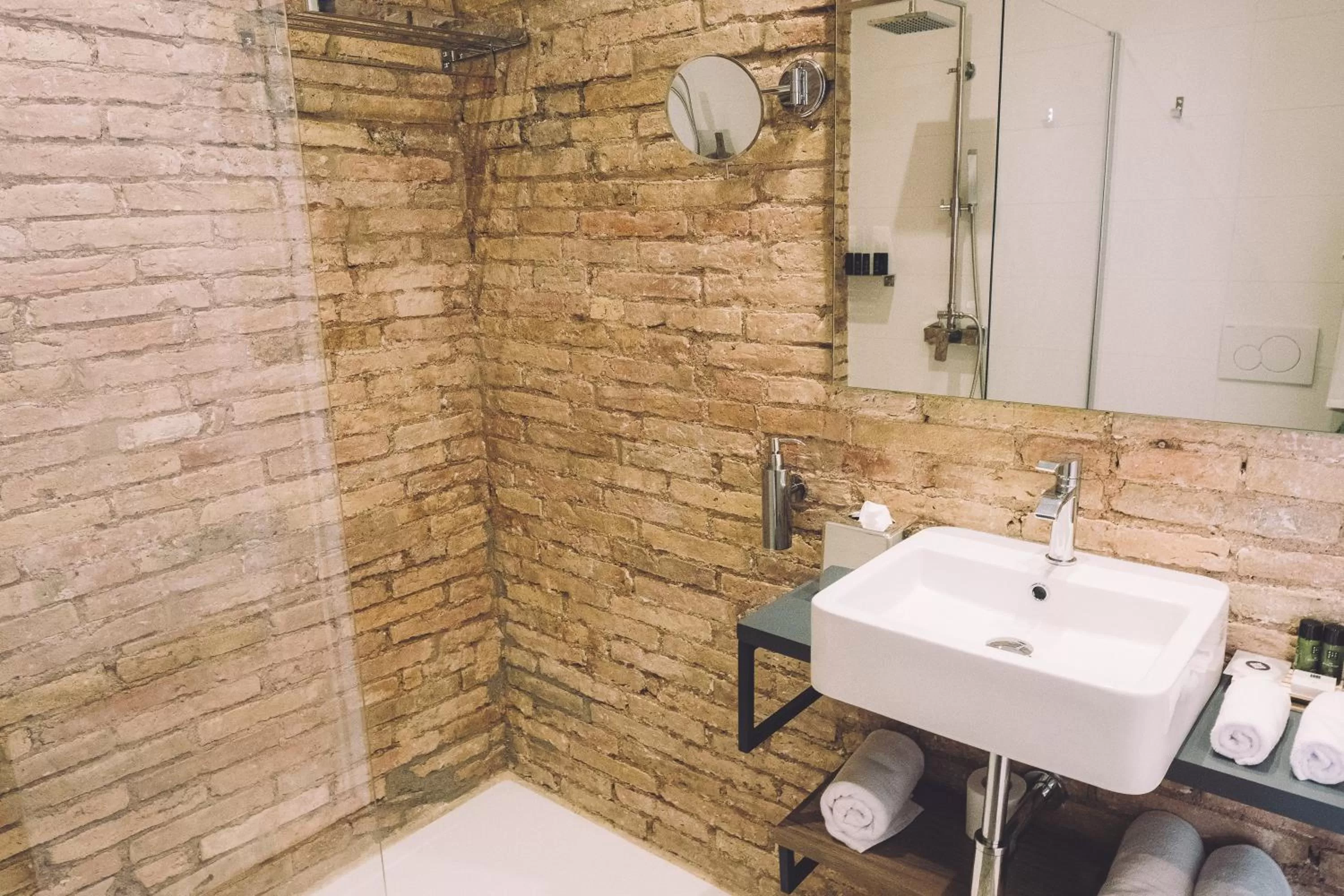 Shower, Bathroom in Hotelet Casa Padró