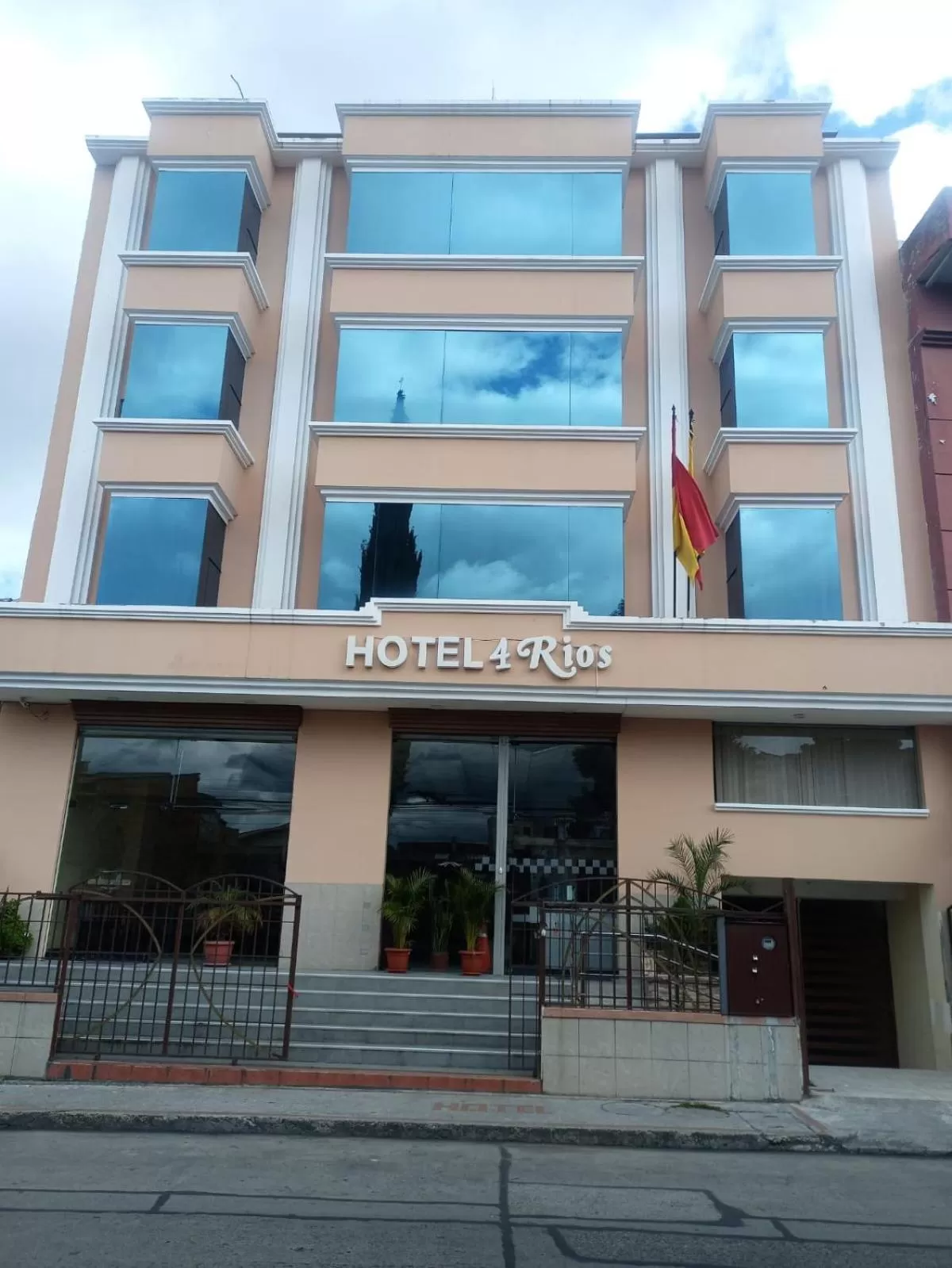 HOTEL 4 RIOS
