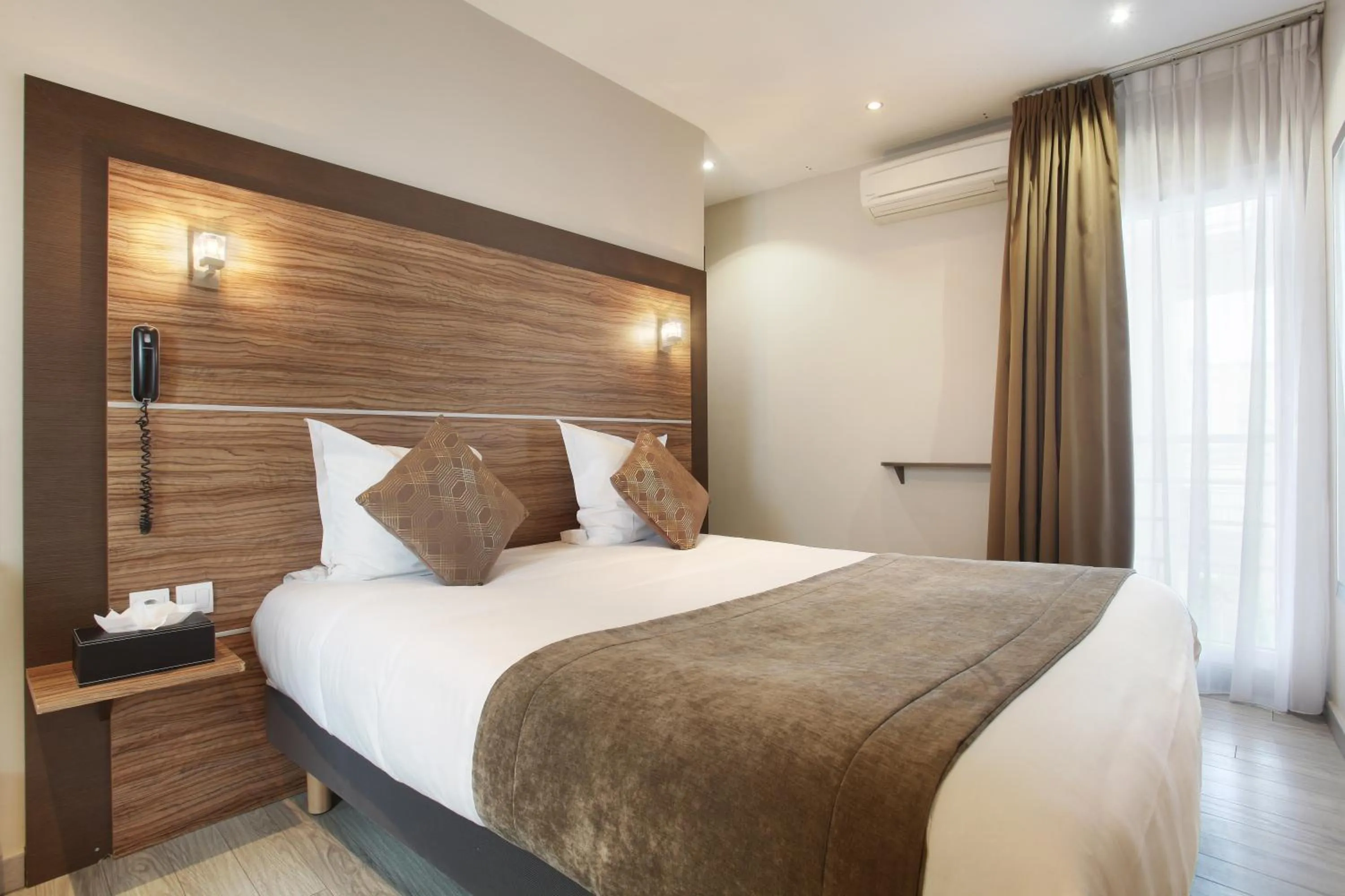 Bed in Hotel Apolonia Paris Mouffetard, Sure Hotel Collection by Best Western