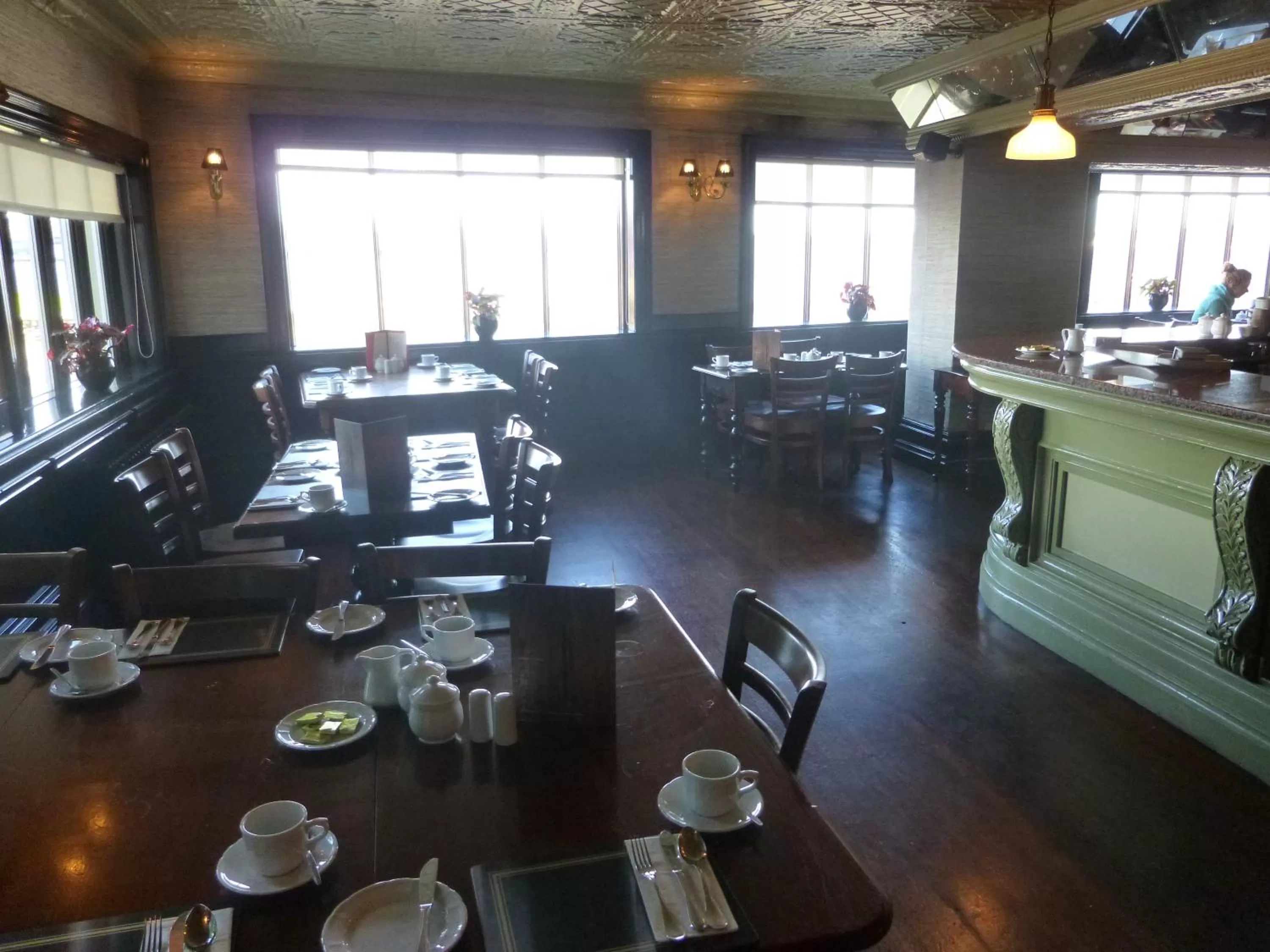 Food and drinks in Riverbank House Hotel