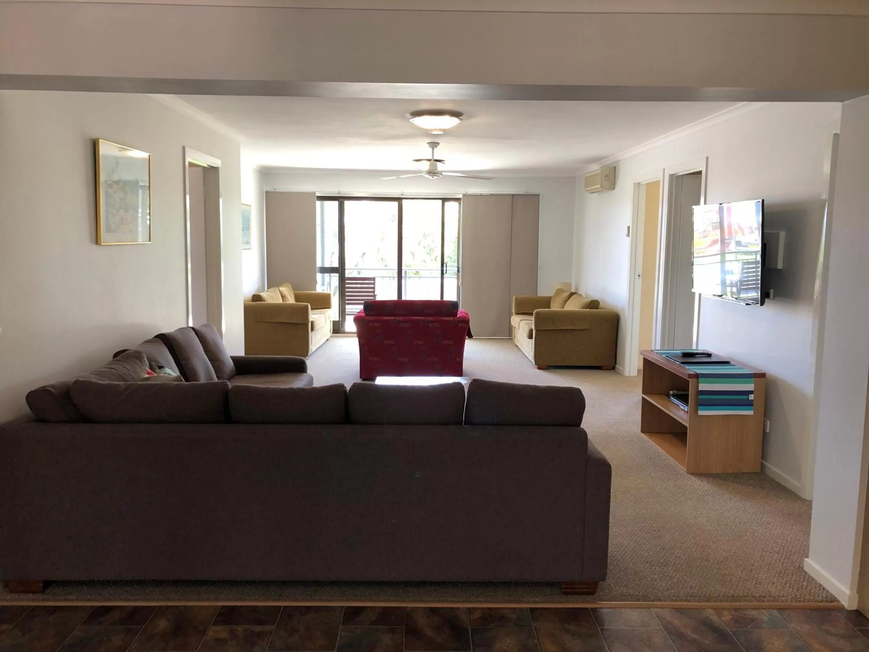 Four-Bedroom Apartment with Water View in Araluen Motor Lodge
