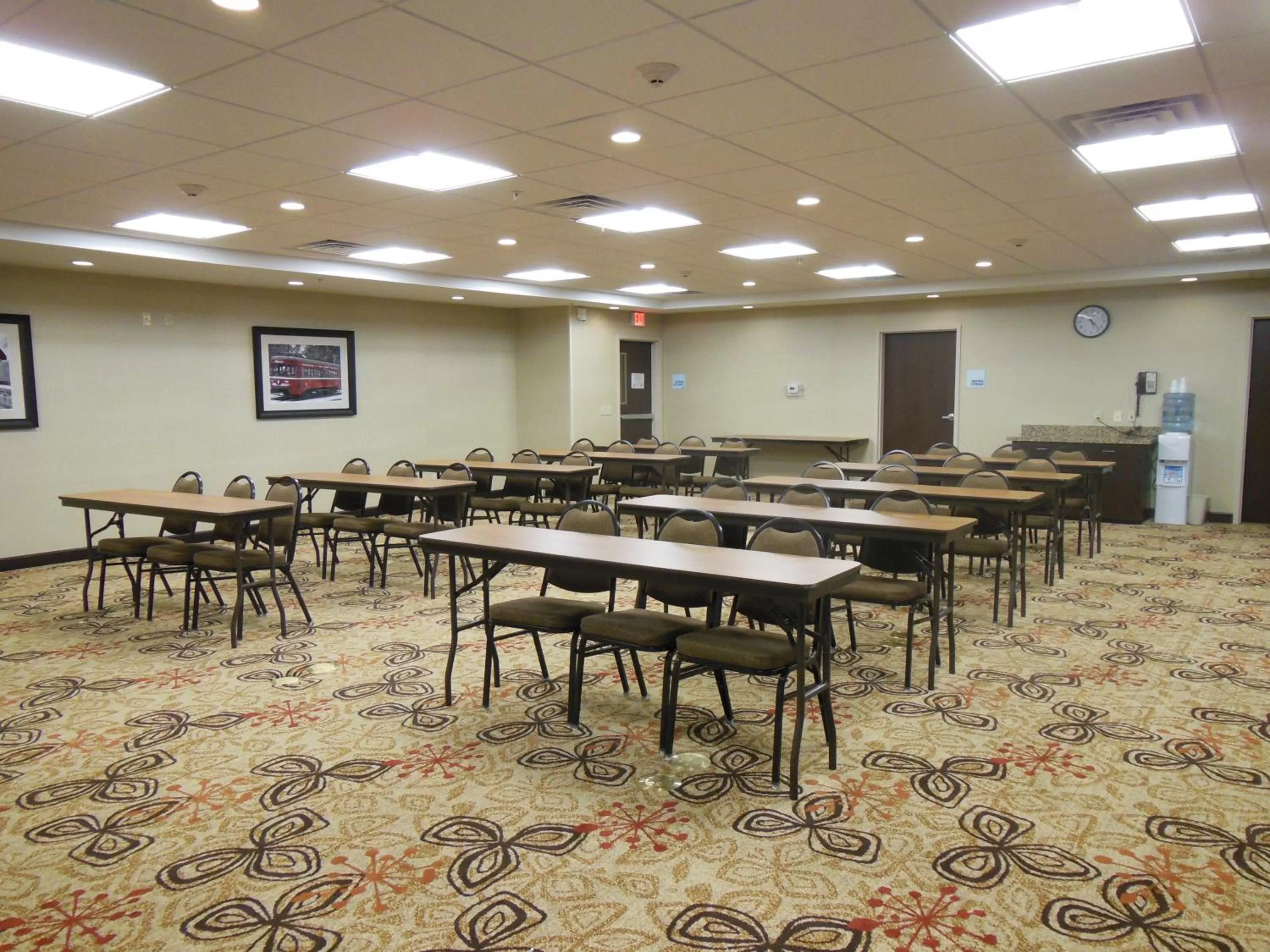 Meeting/conference room in Holiday Inn Express & Suites Washington - Meadow Lands by IHG