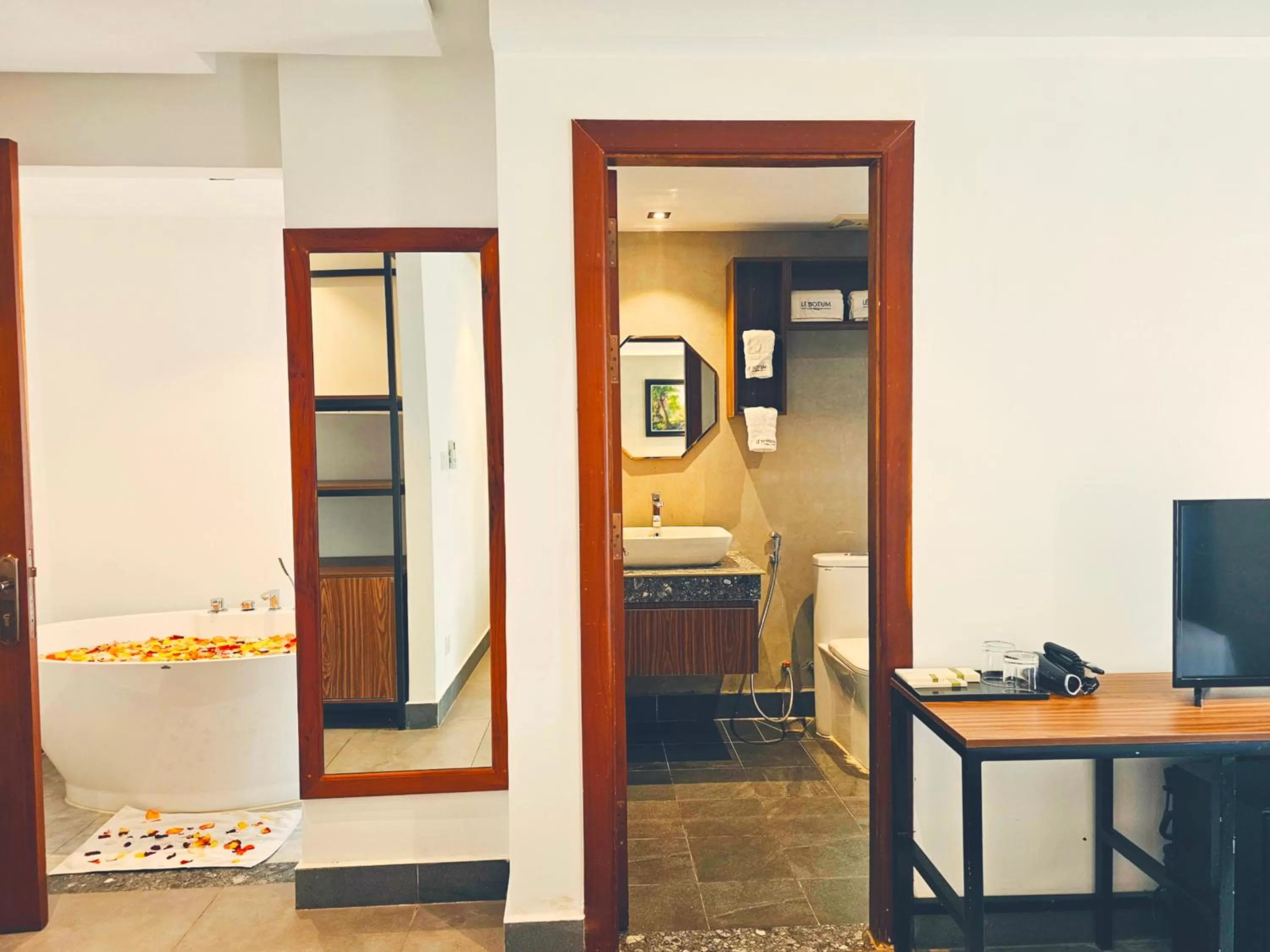 hair dresser, Bed in Le Botum Hotel