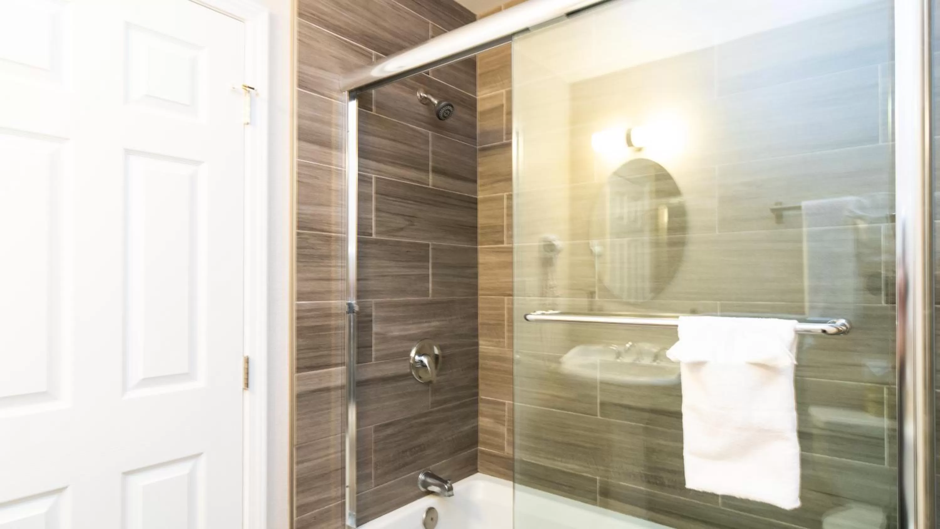 Shower in Americas Best Value Inn Rancho Palos Verdes