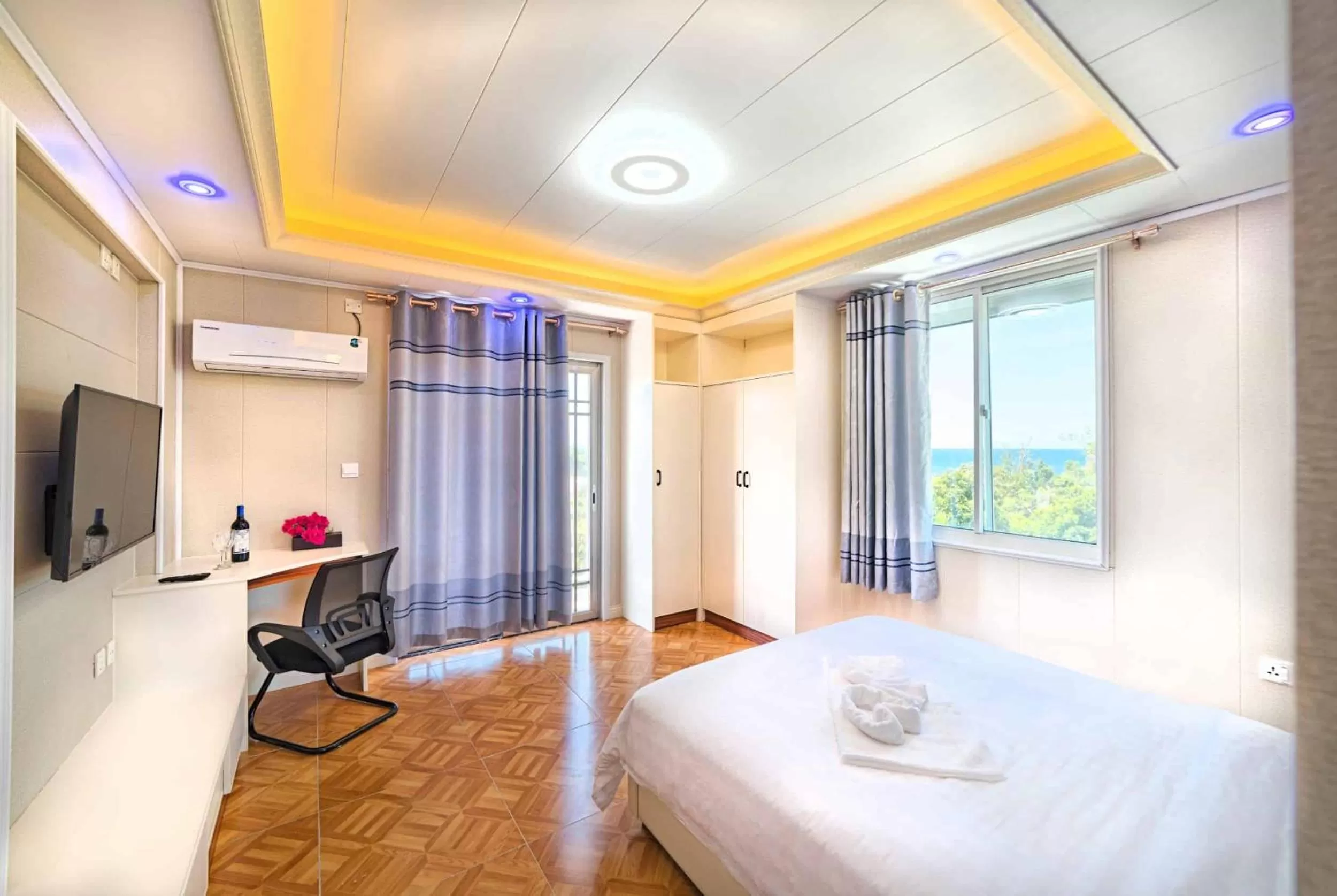 Photo of the whole room, Bed in Riverside Hotel