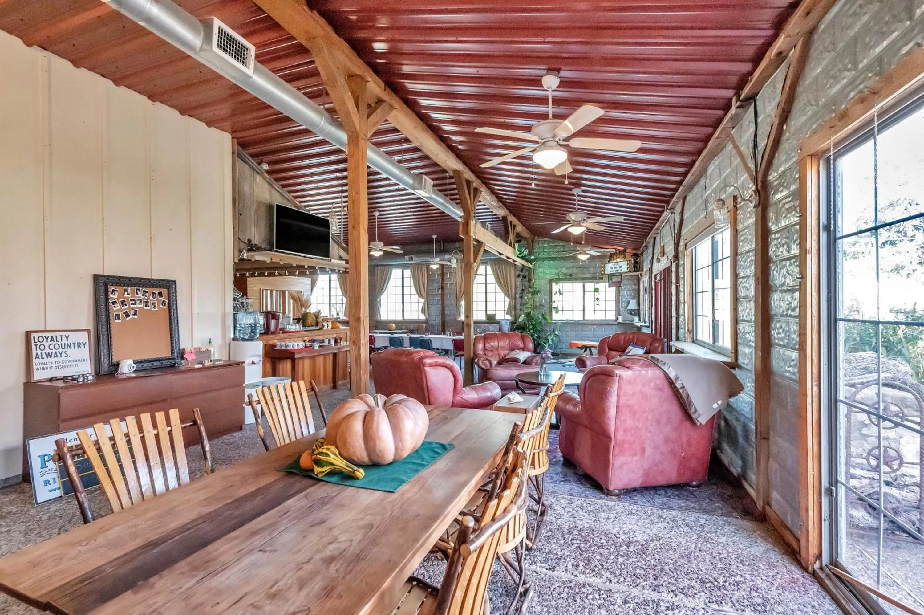 Seating area in Full Moon Inn
