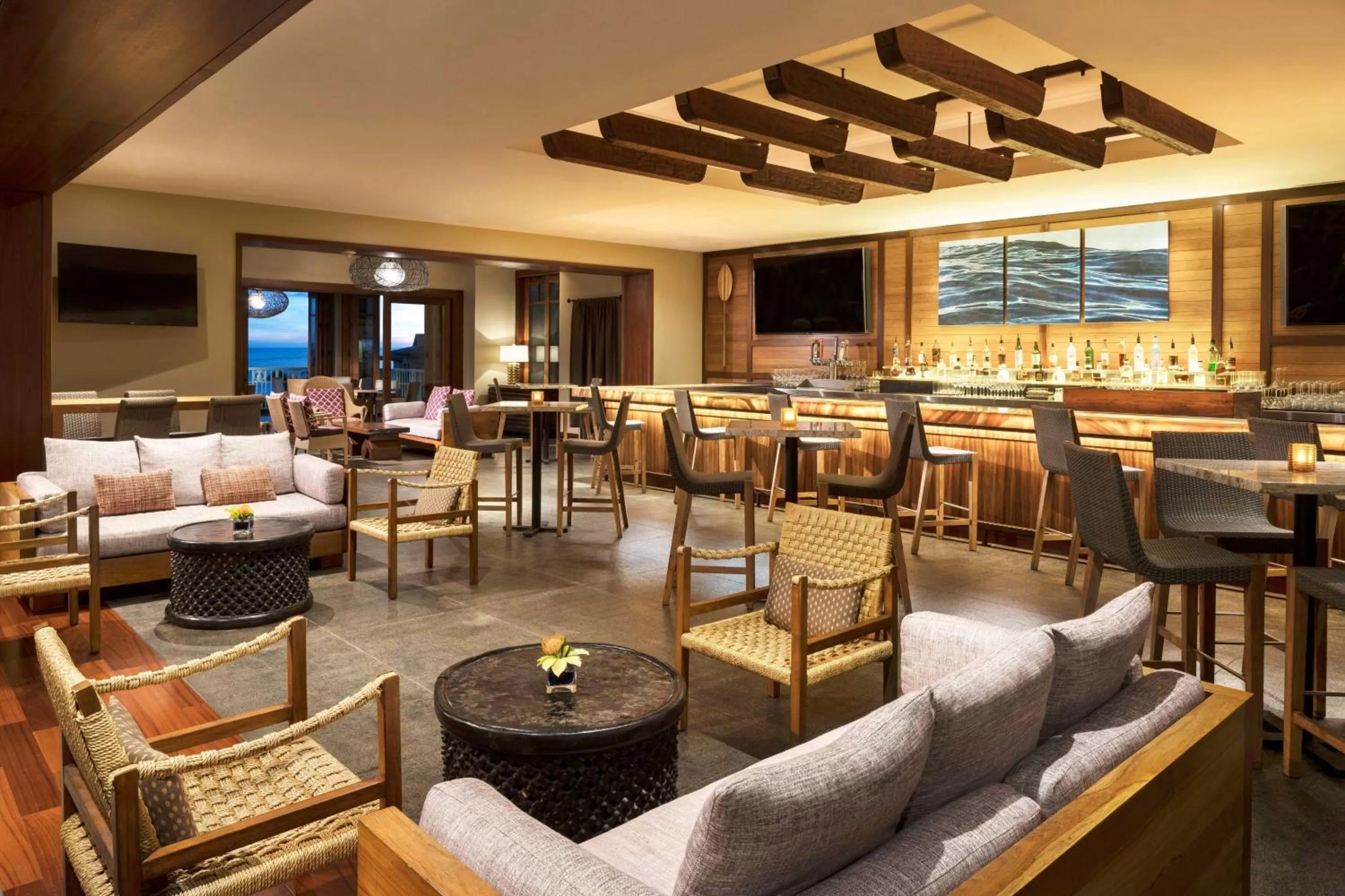 Lounge or bar in The Ritz-Carlton Maui, Kapalua