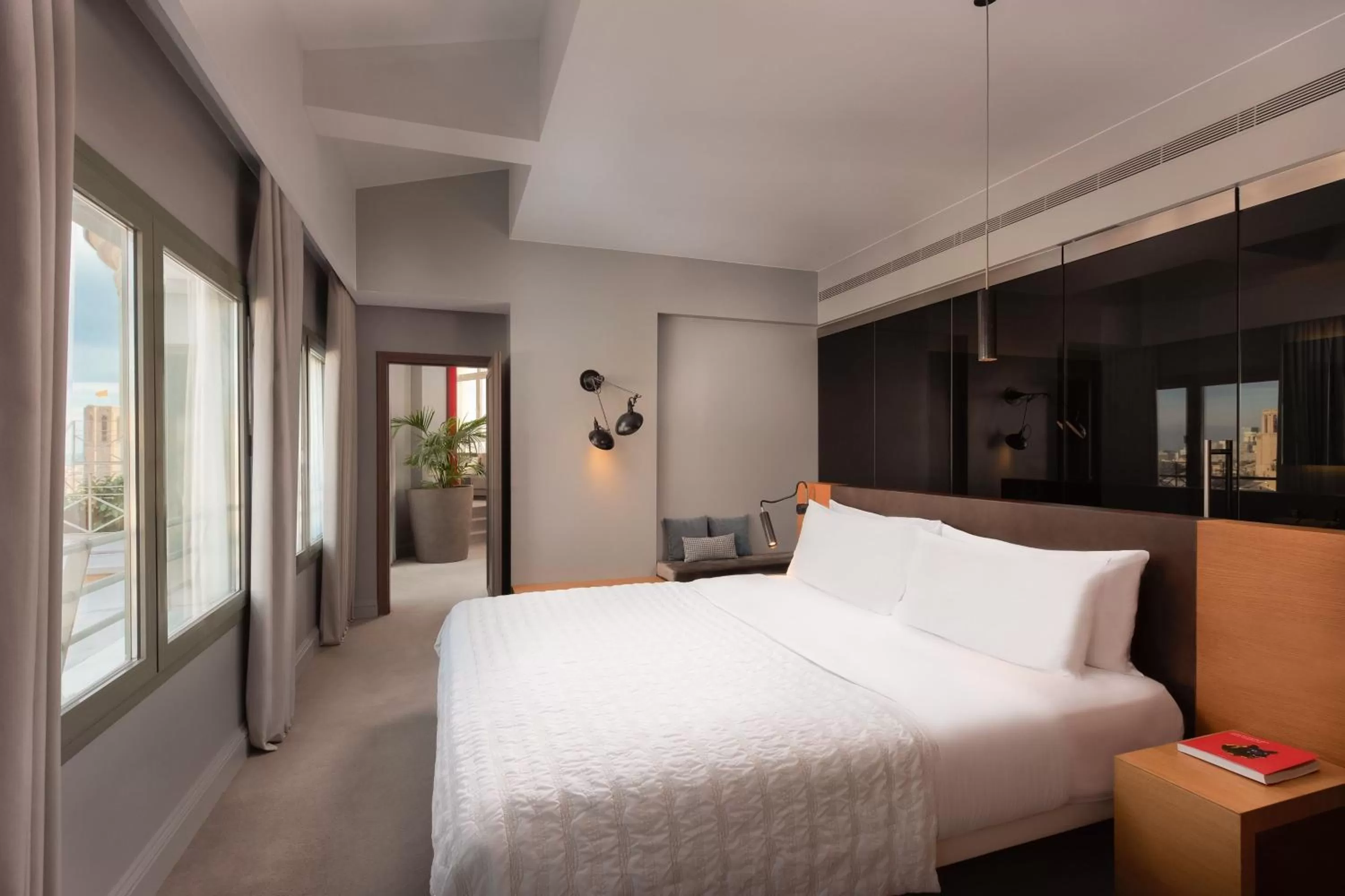 Lounge or bar, Bed in Le Meridien Barcelona