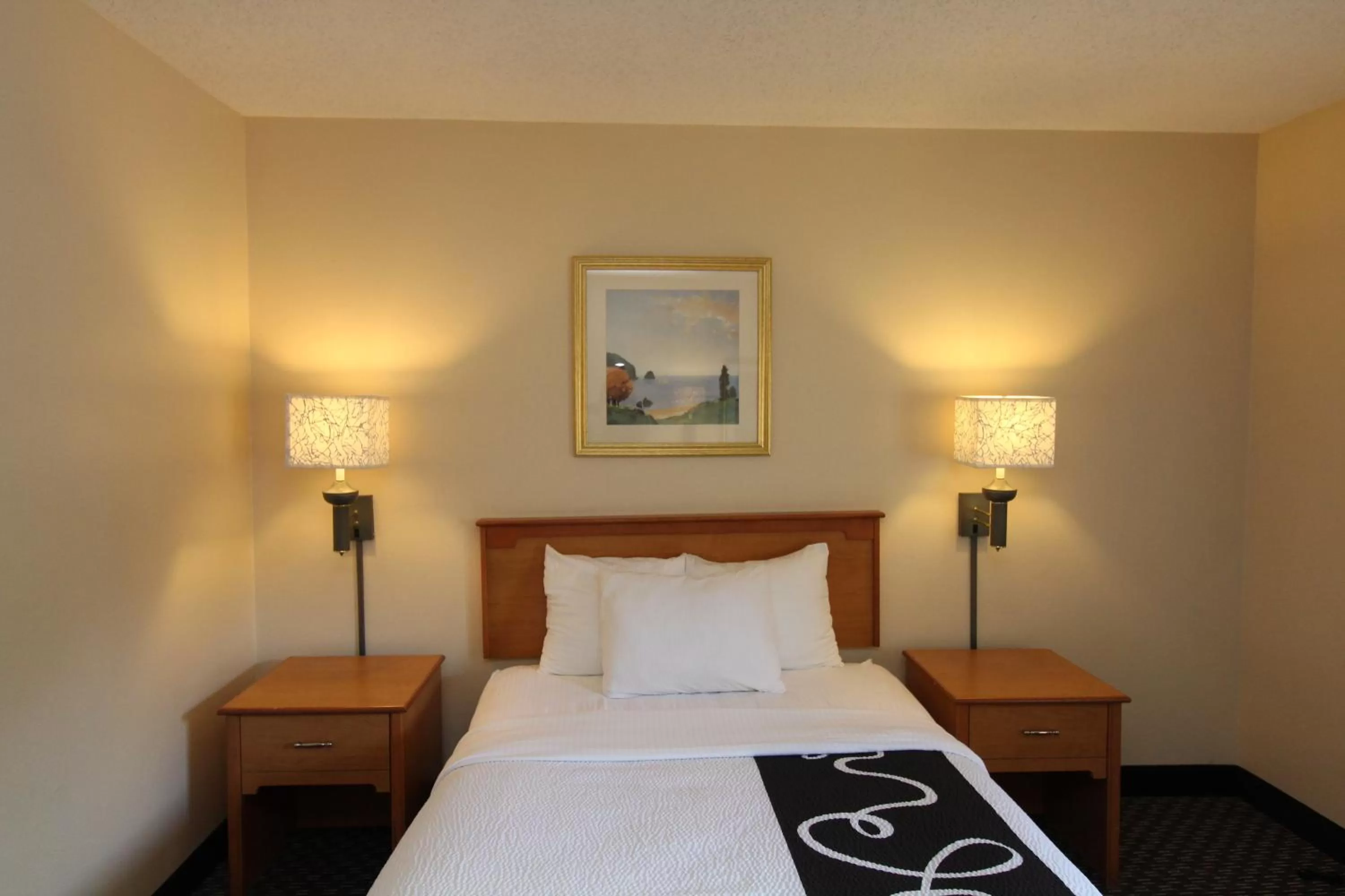 Bedroom, Bed in La Quinta by Wyndham Tampa Fairgrounds - Casino