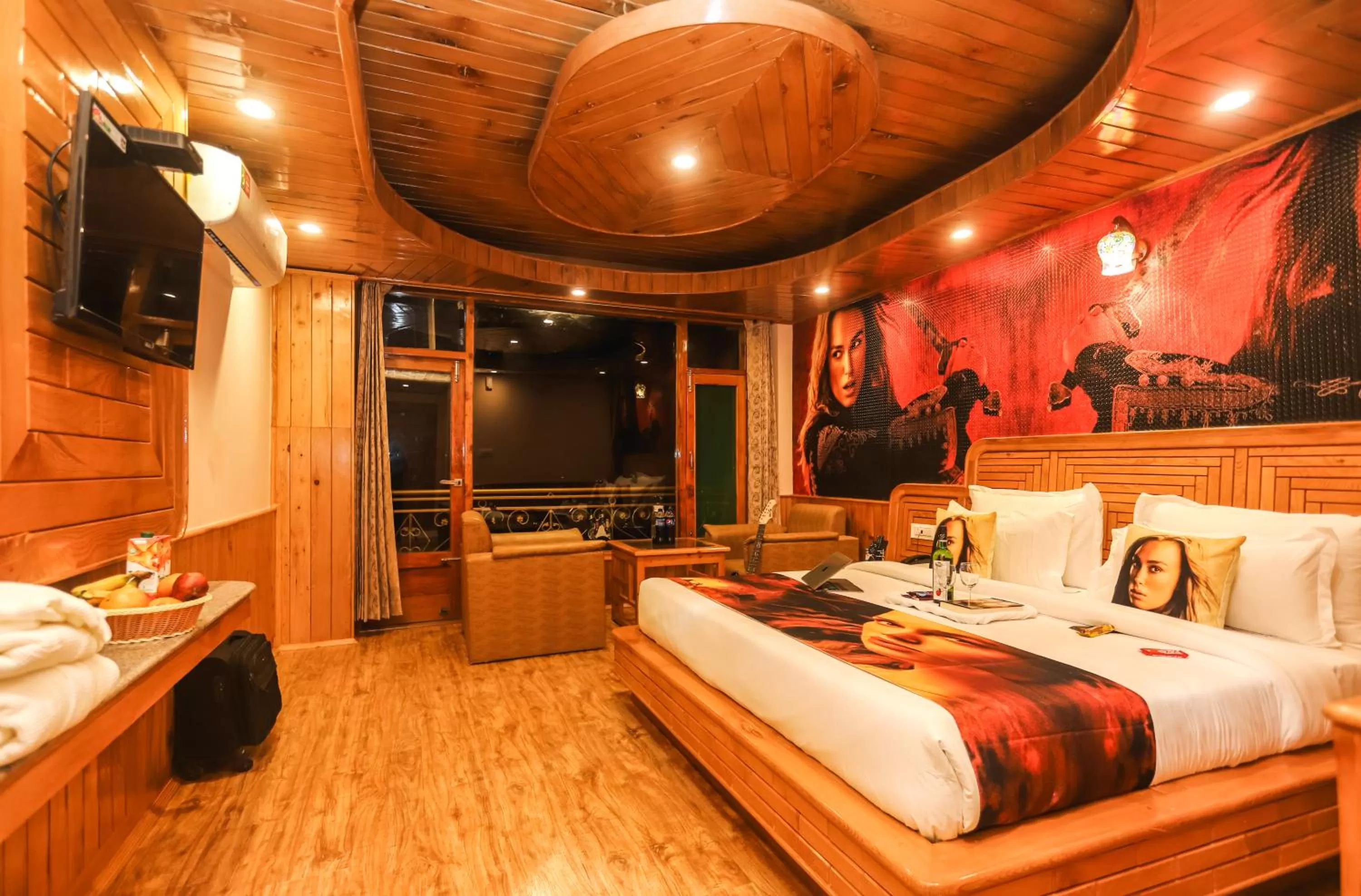 Photo of the whole room, Bed in Hotel Smugglers Mountain View - central heated & air Cooled