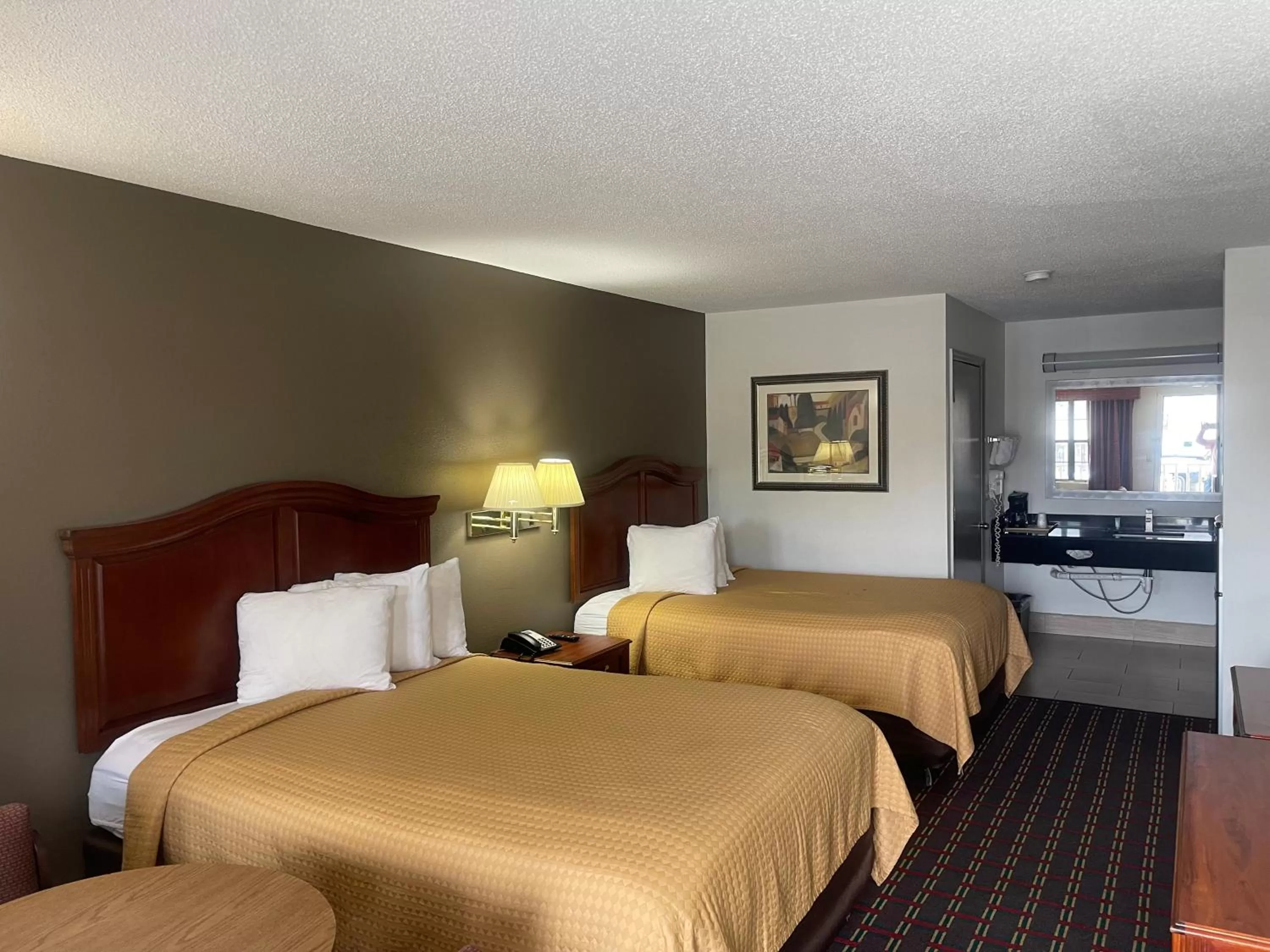 Photo of the whole room, Bed in Loyalty Inn Hawkinsville