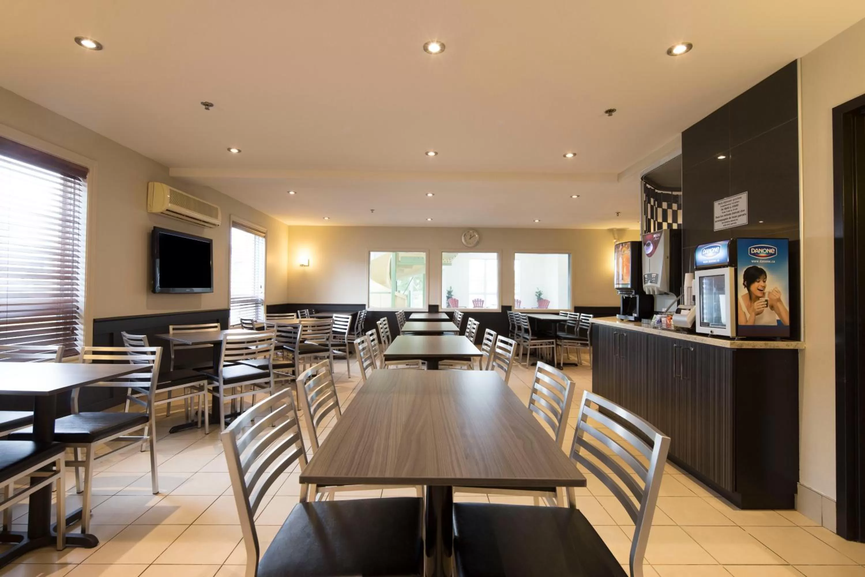Restaurant/places to eat in Super 8 by Wyndham Quebec City