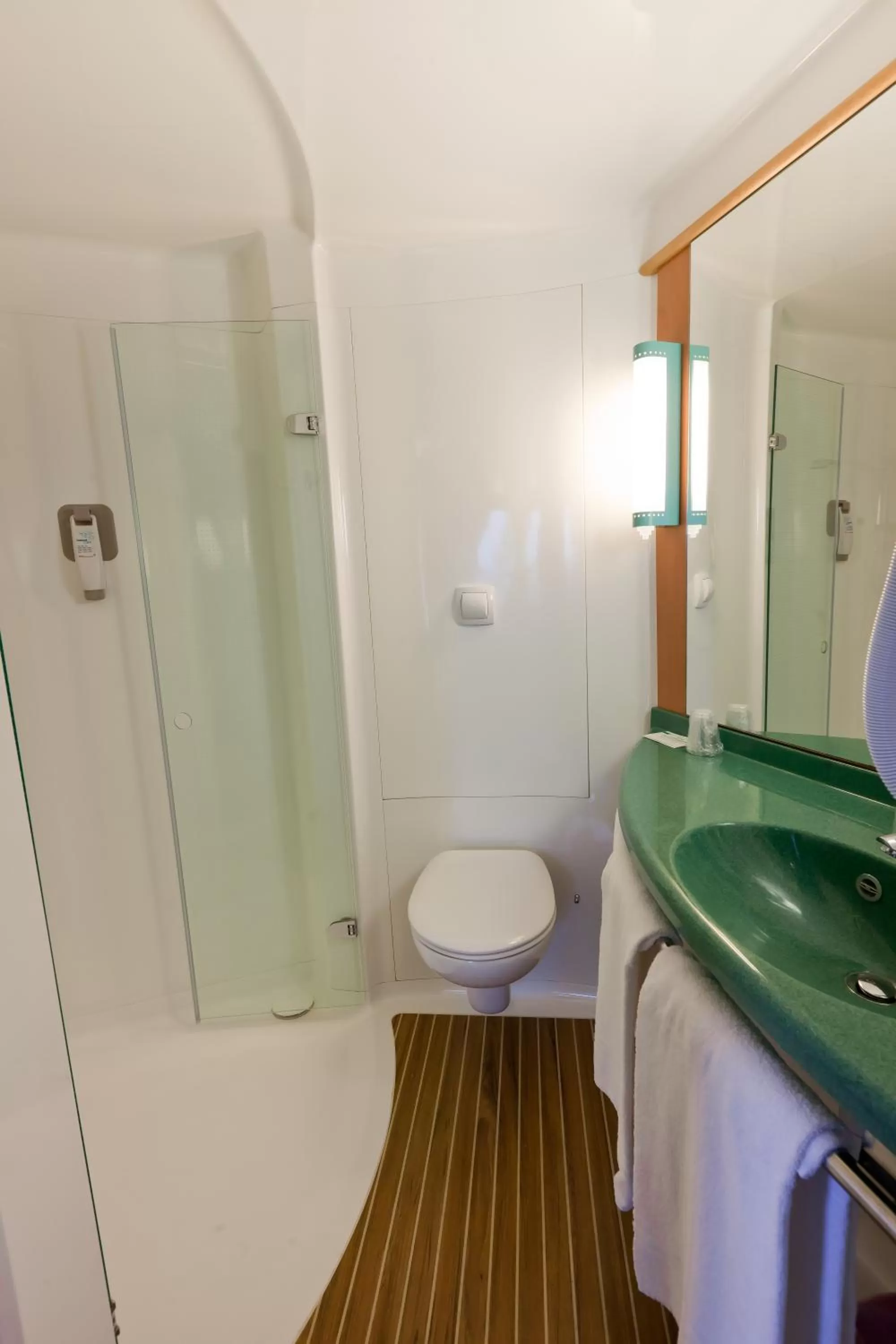 Bathroom in ibis Cherbourg La Glacerie