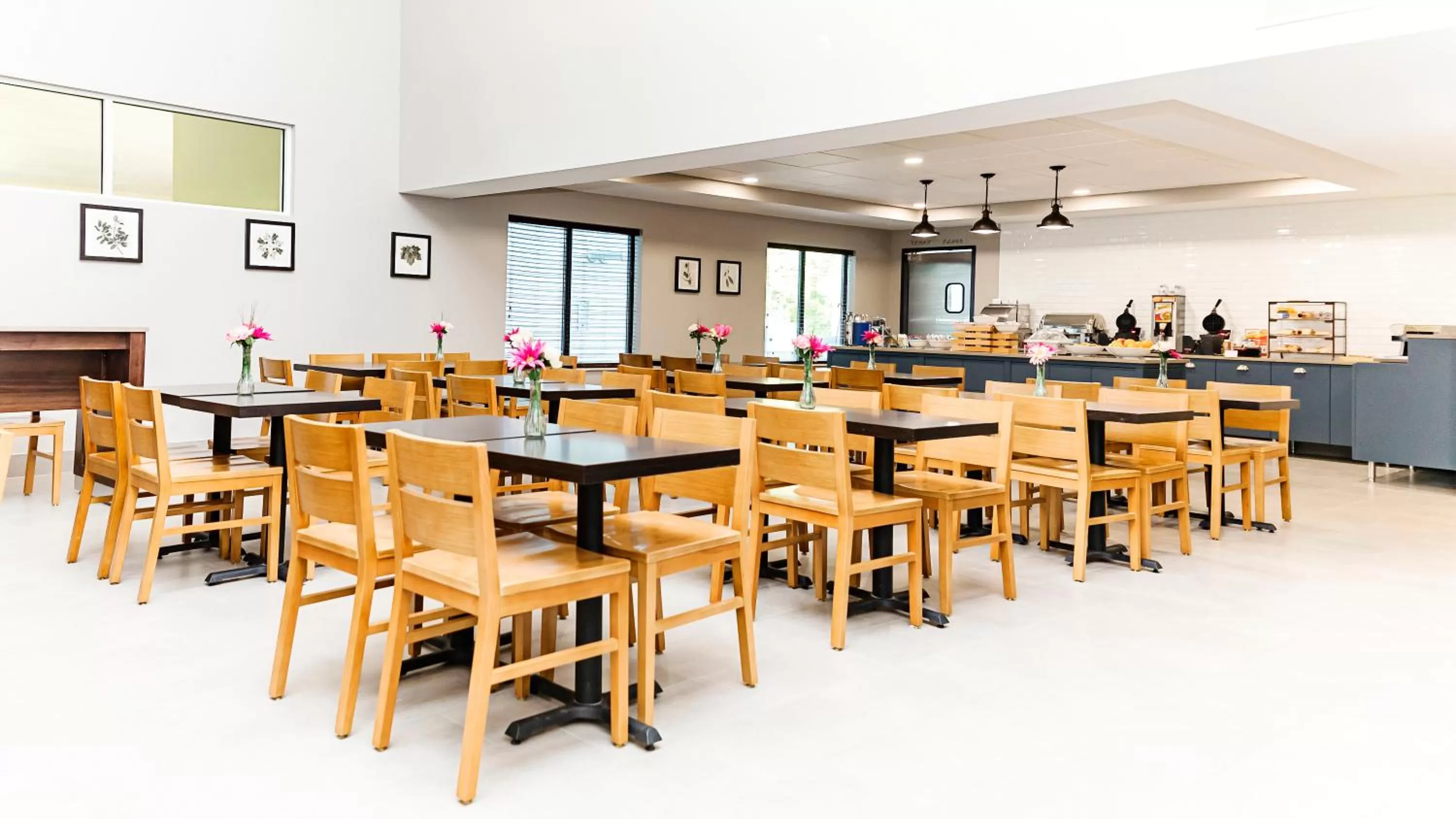 Breakfast in Country Inn & Suites by Radisson, Appleton Airport - Fox River Mall Area