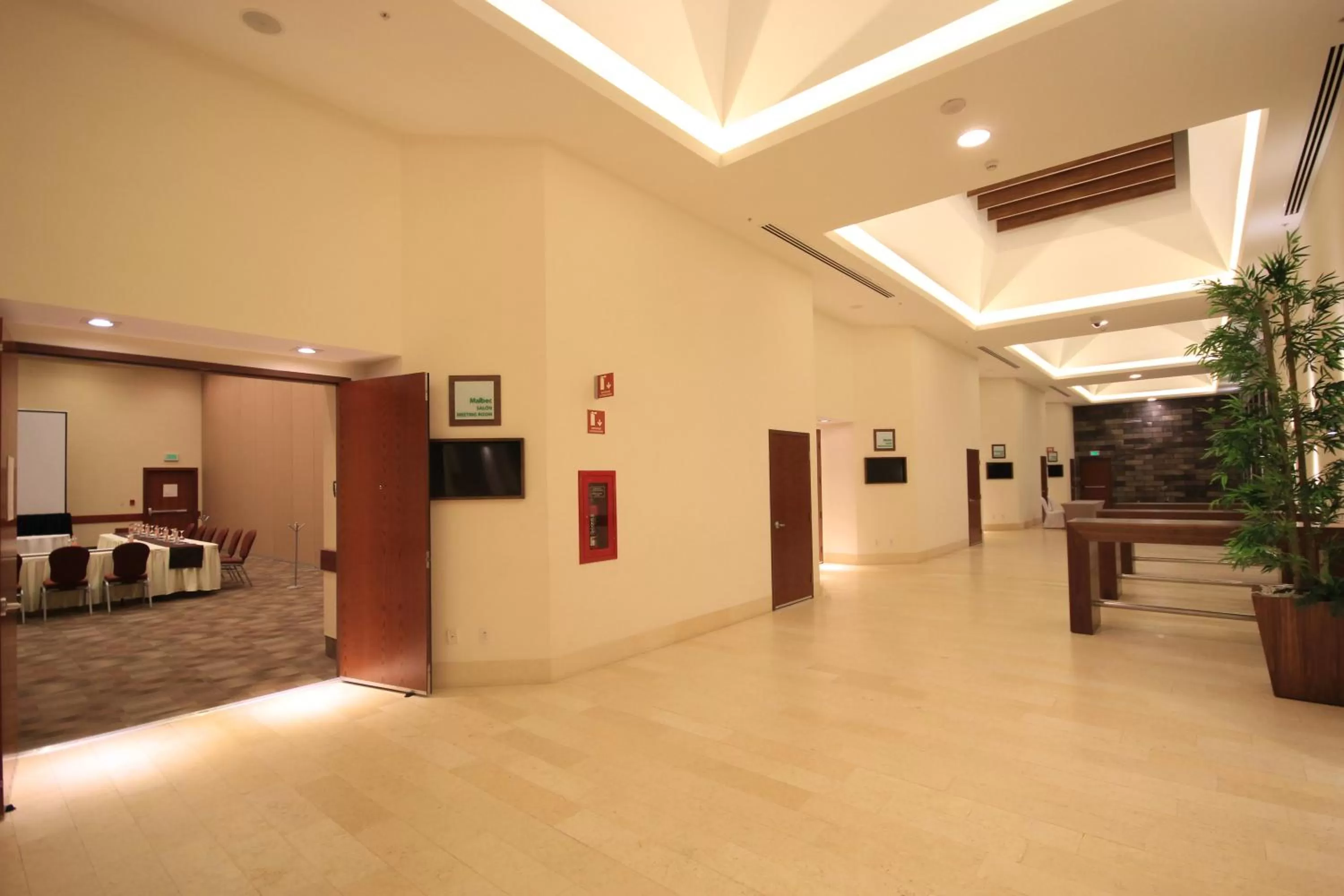 Lobby or reception in Holiday Inn & Suites Plaza Mayor by IHG