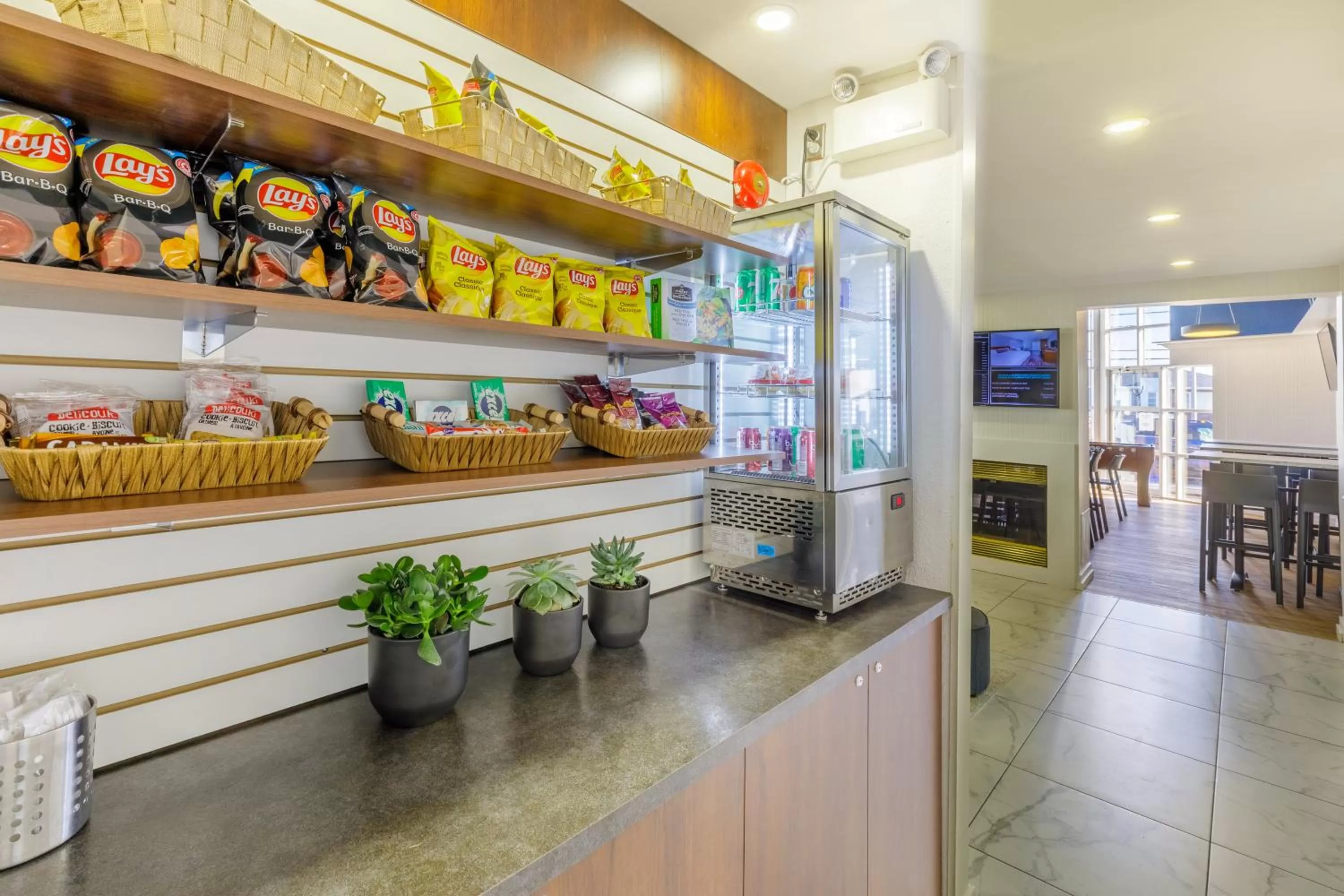 On-site shops in Clarion Pointe Quebec Airport