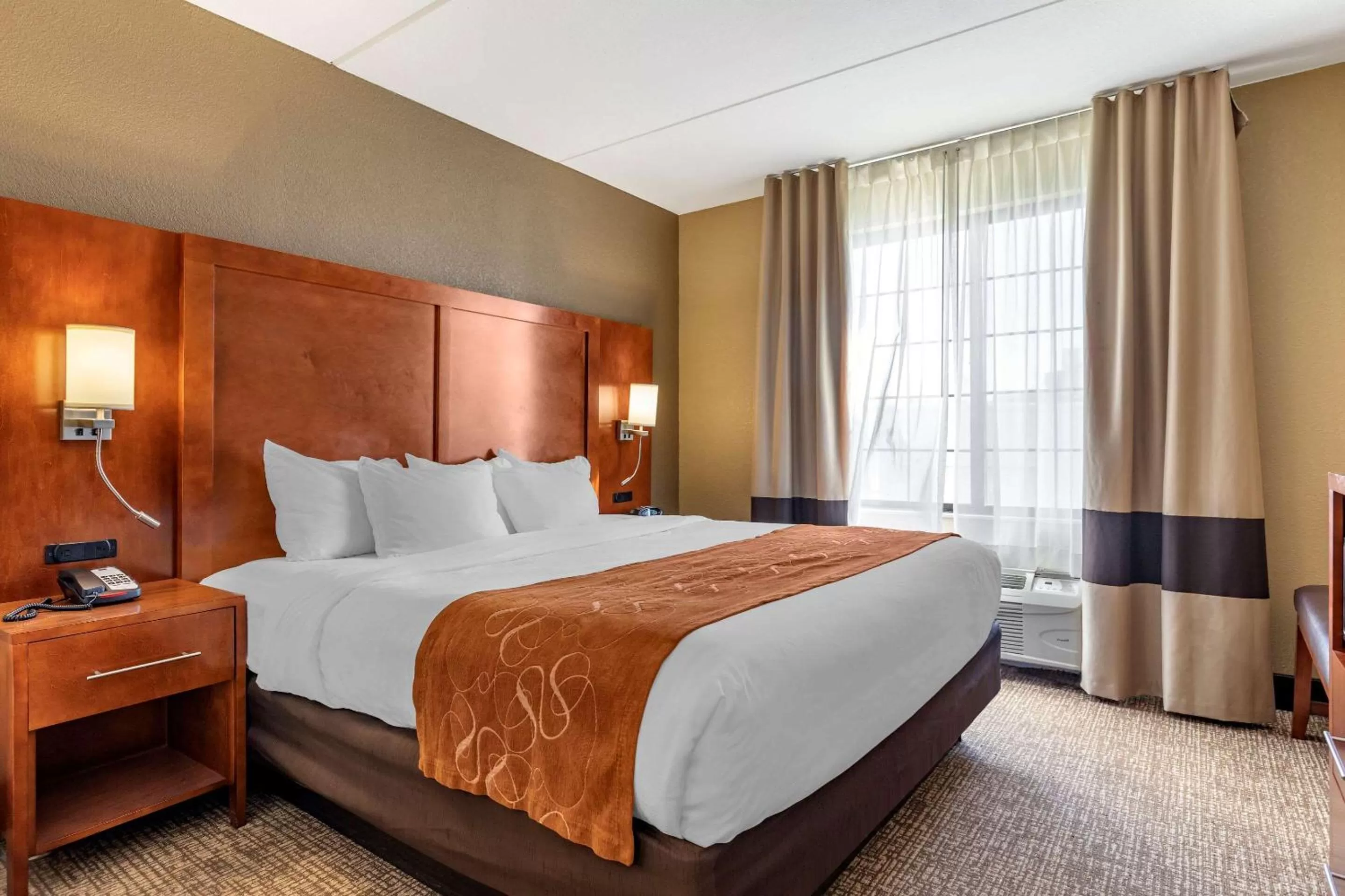 Photo of the whole room, Bed in Comfort Suites Grand Rapids South