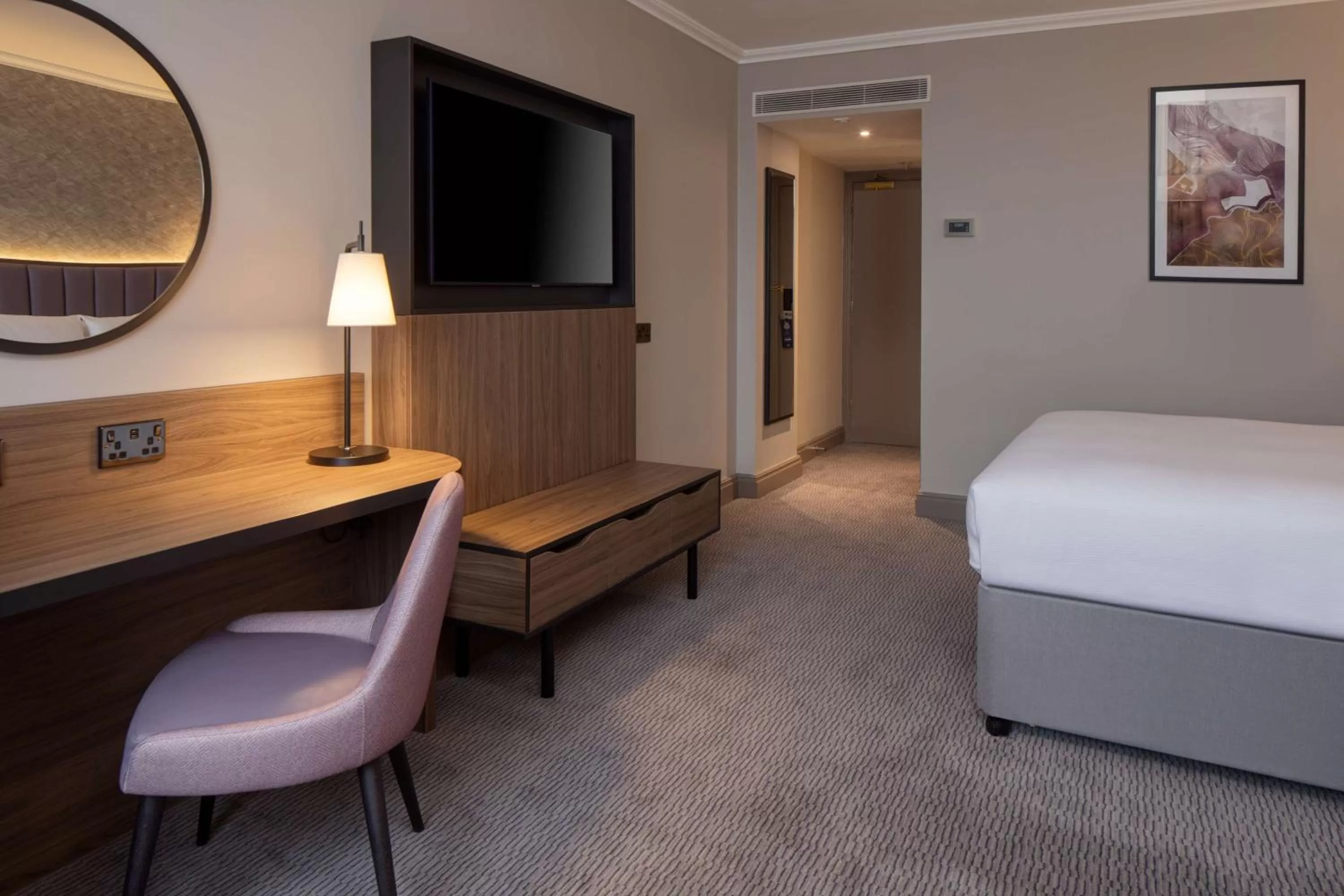 TV and multimedia, Bed in DoubleTree by Hilton Dartford Bridge