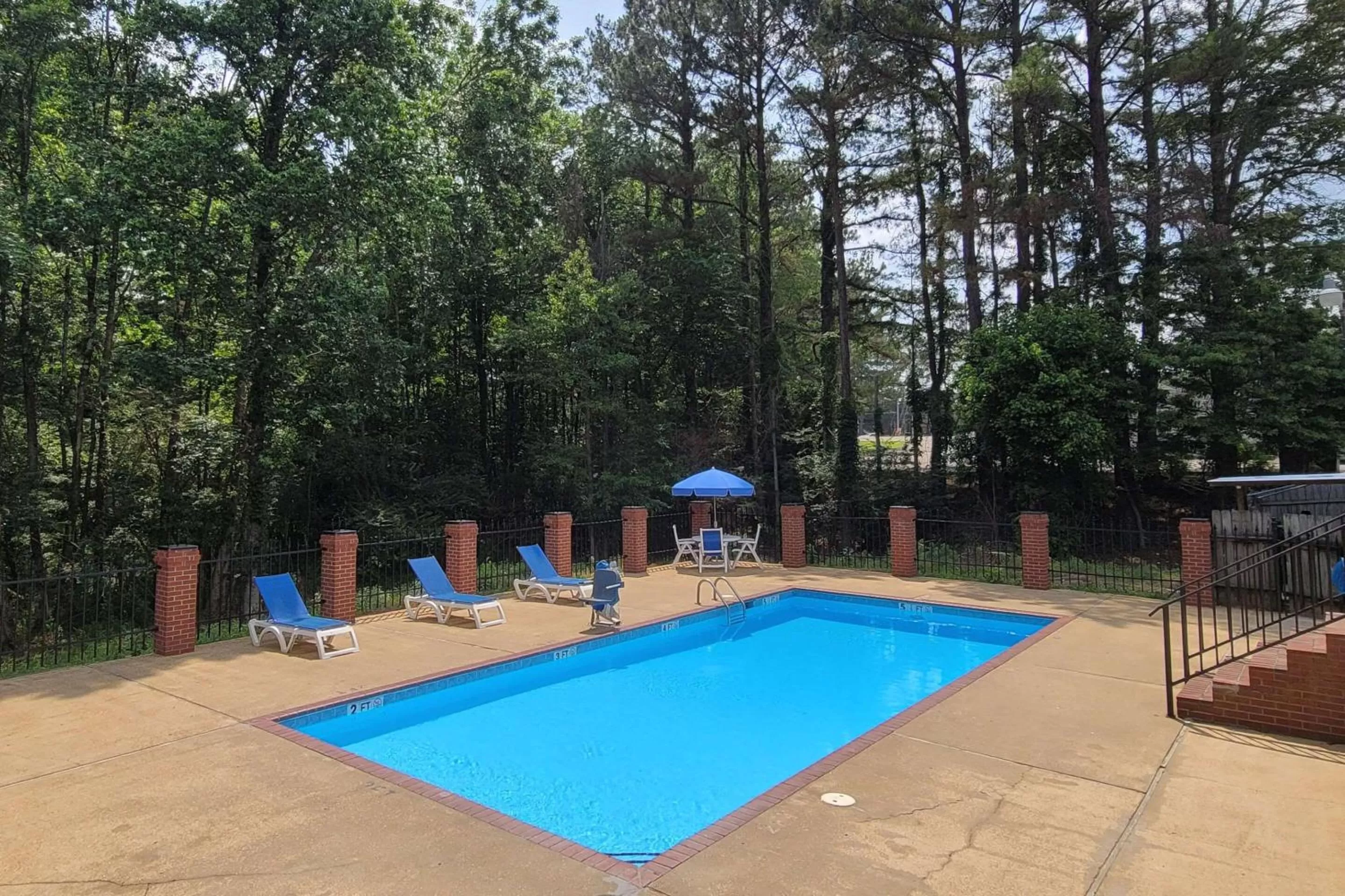 Swimming pool in Econo Lodge Kosciusko