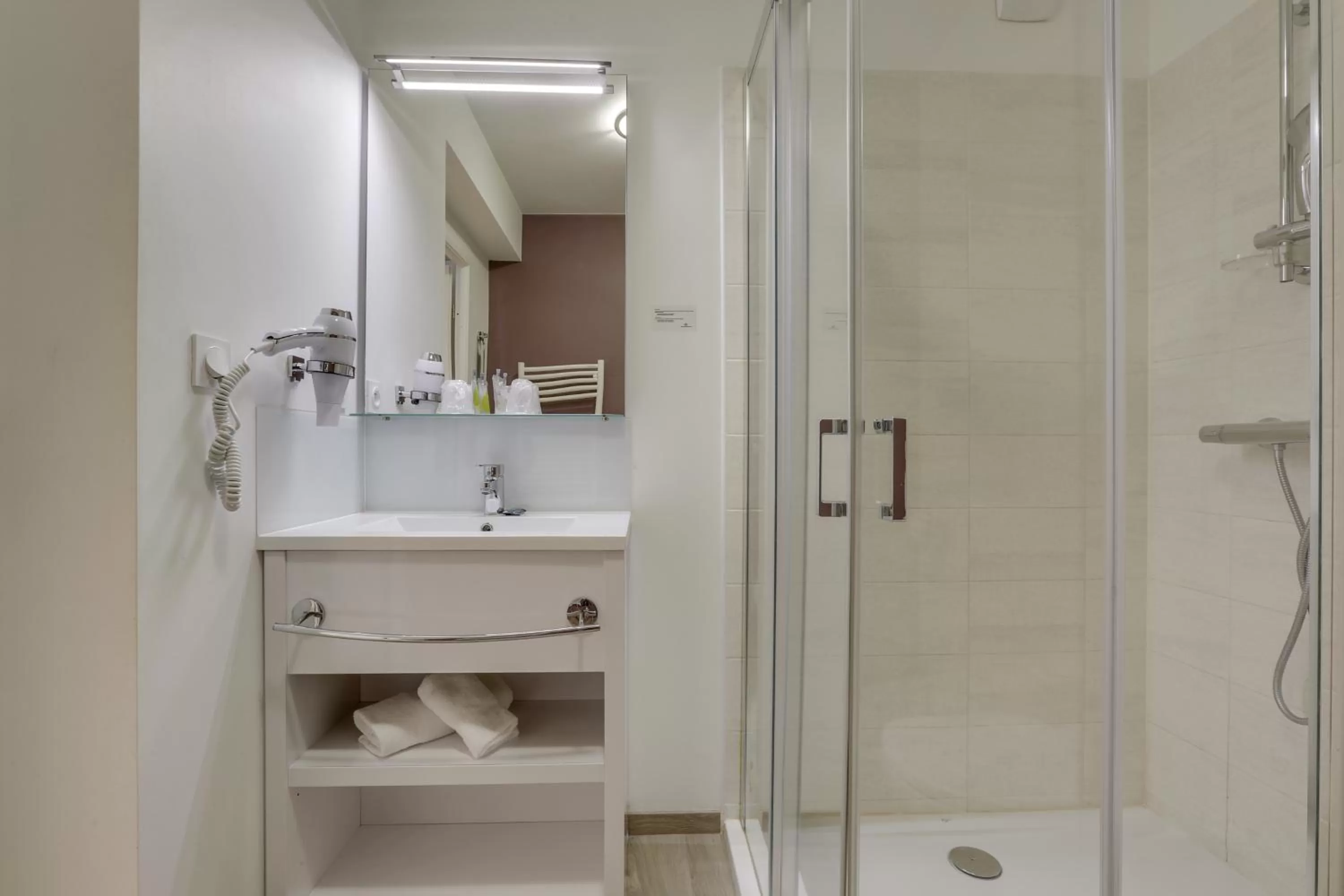 Shower in All Suites Appart Hôtel - Choisy-le-Roi