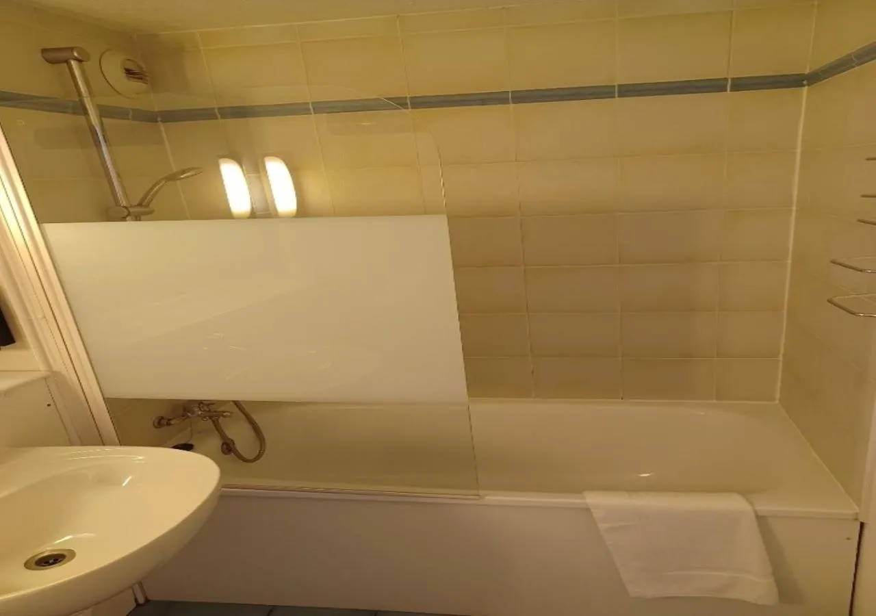 Bathroom in Campanile Laon