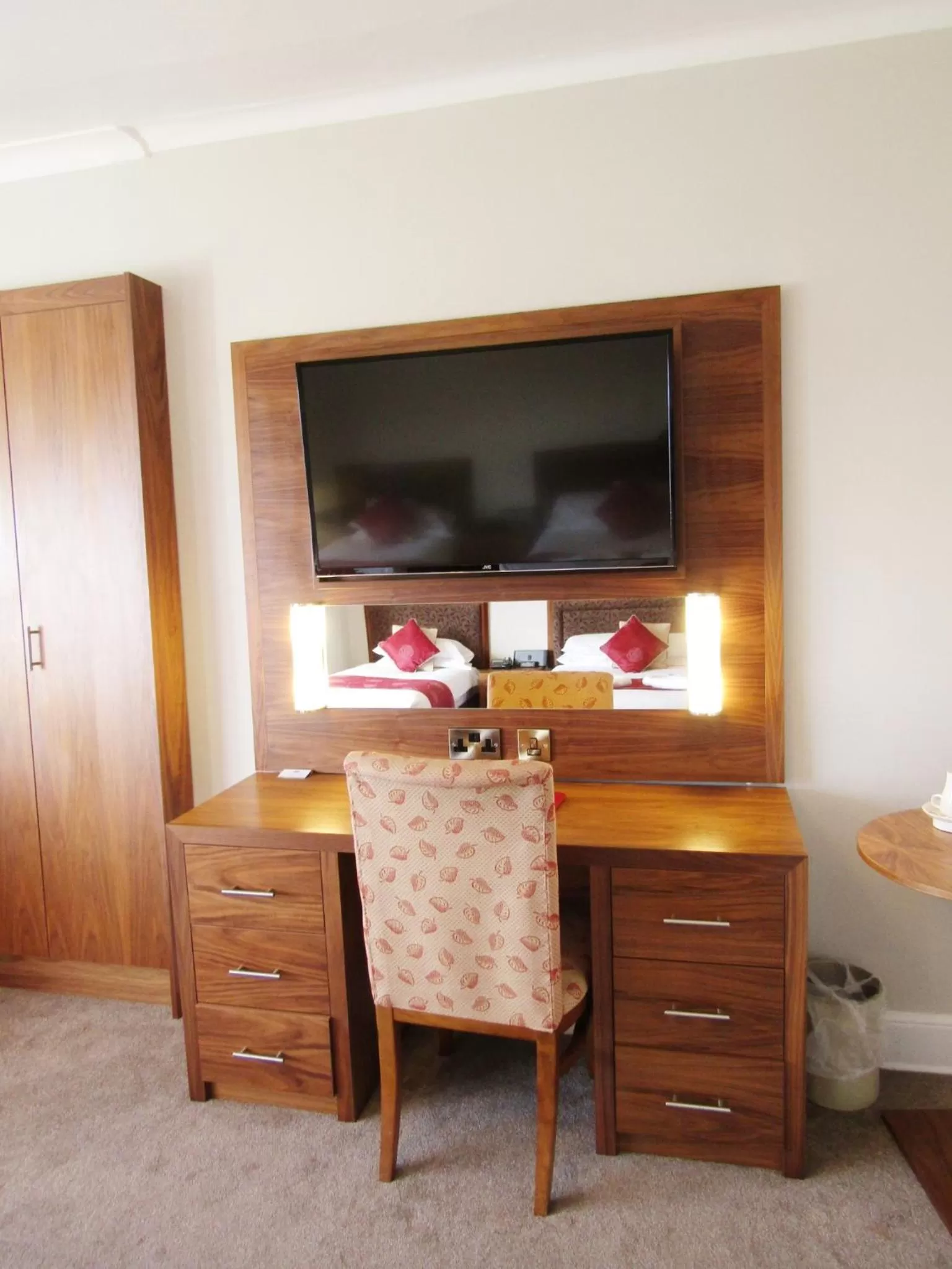 TV and multimedia, TV/Entertainment Center in The Red Lea Hotel