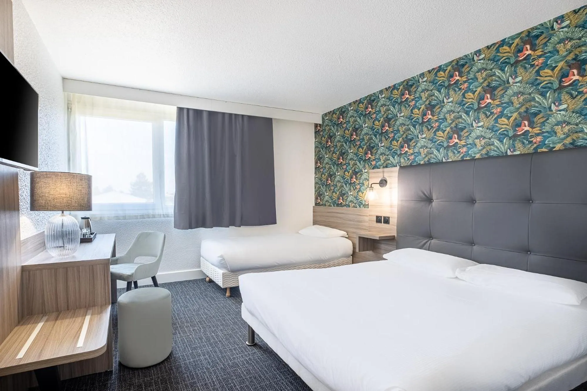 Photo of the whole room, Bed in Hôtel Akena Poitiers Nord Futuroscope