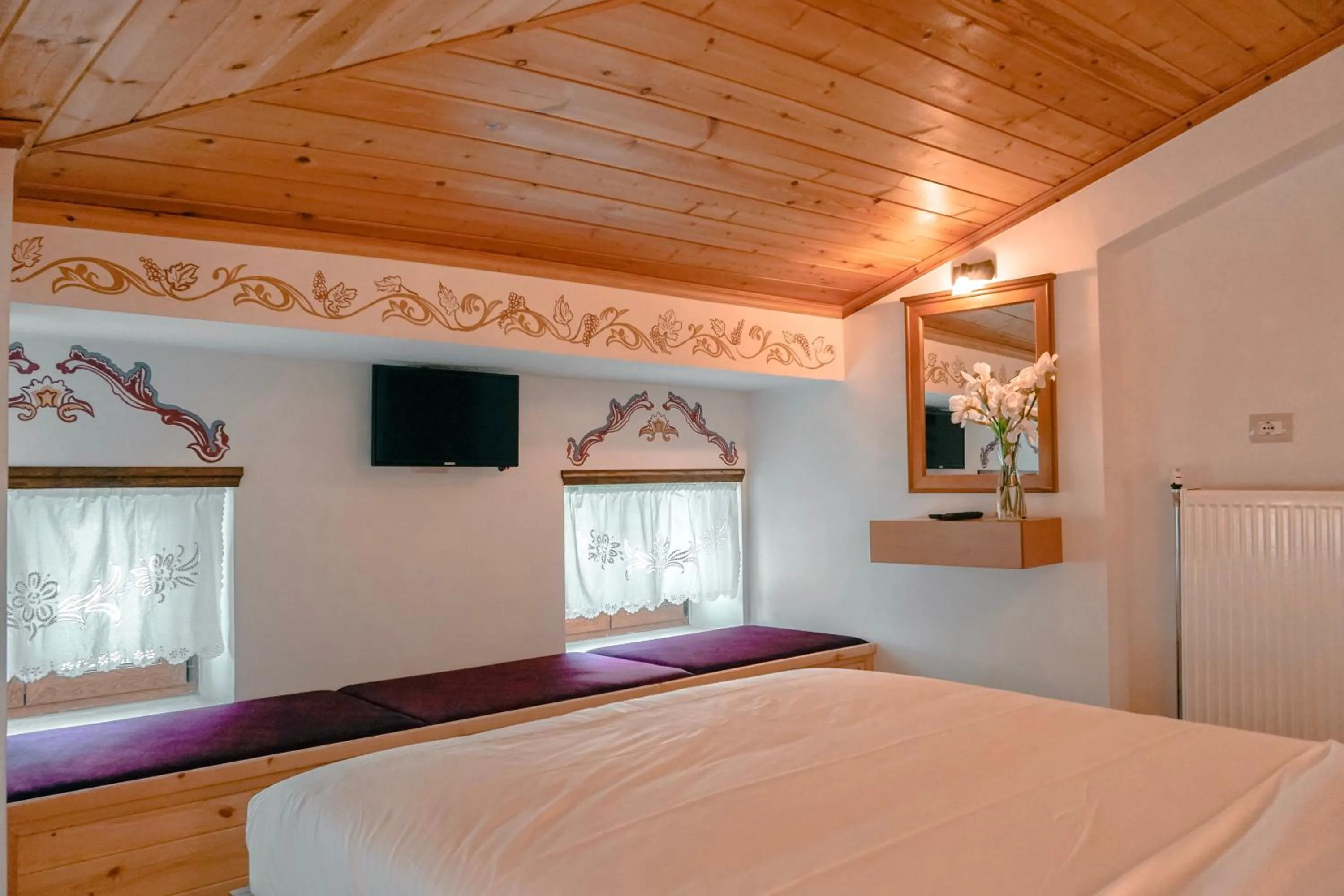 Communal lounge/ TV room, Bed in Hotel Argjiro