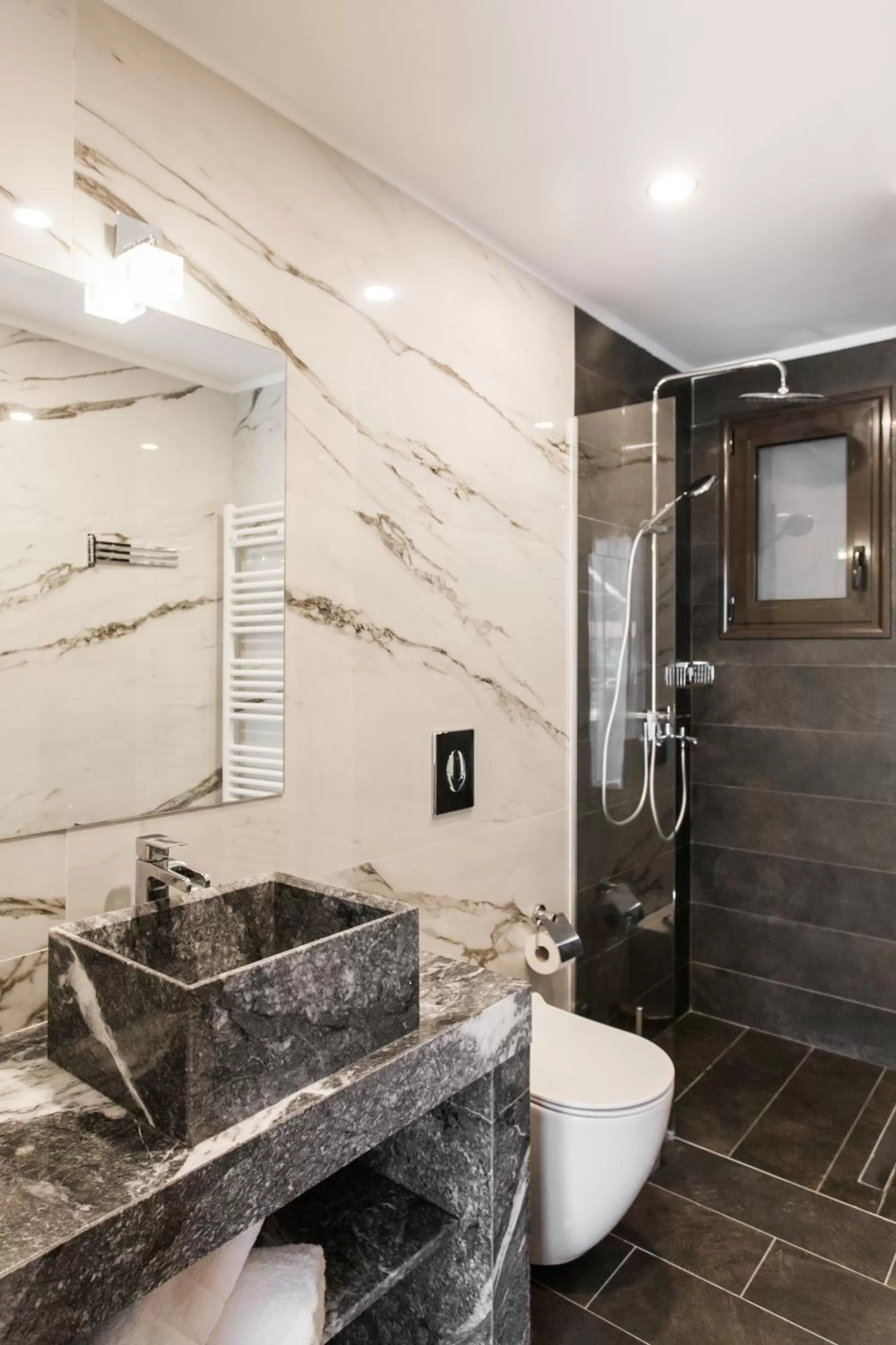 Shower in Nicholas Point Apartments and Rooms