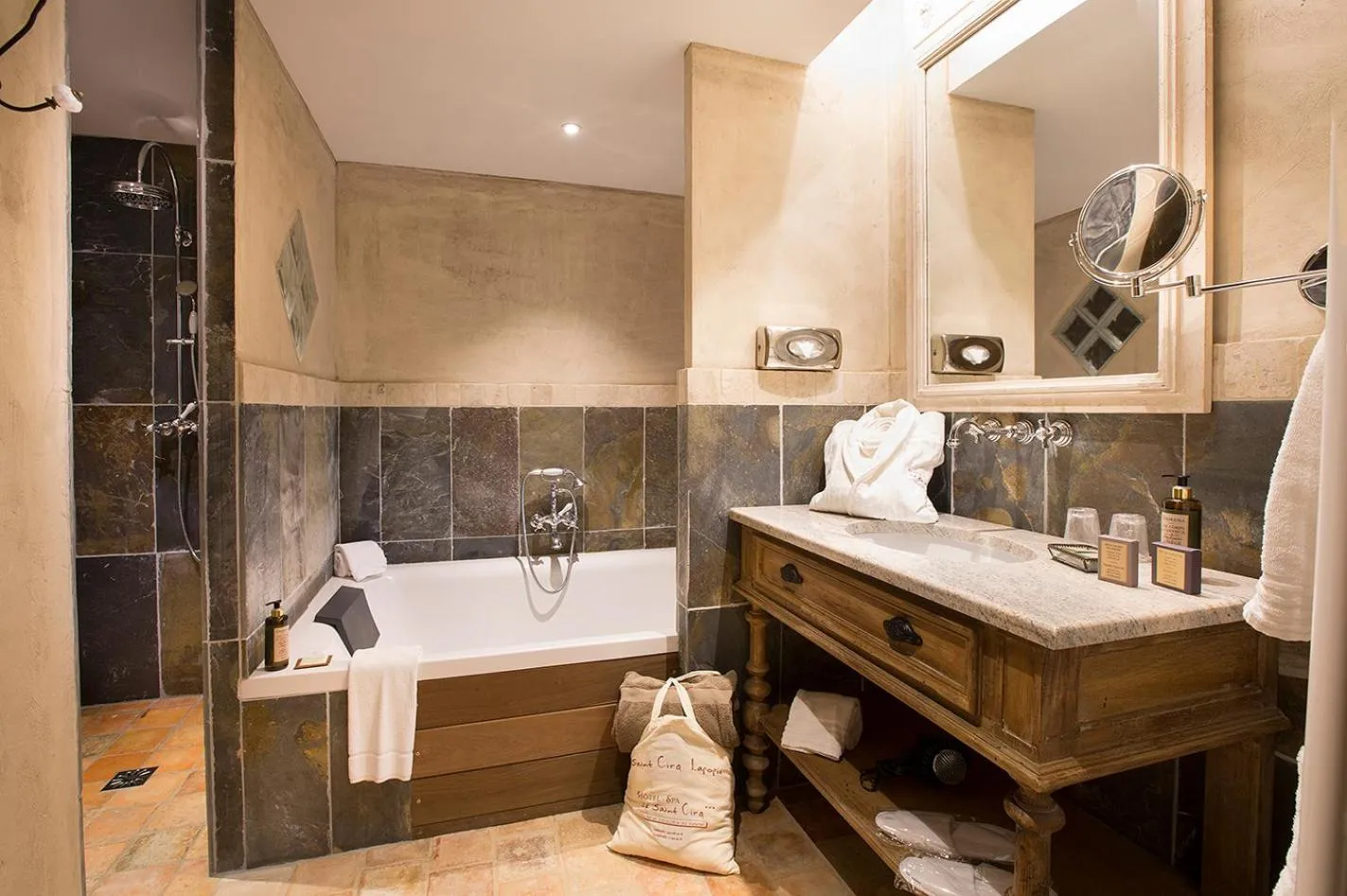 Bathroom in Hôtel-Spa Le Saint Cirq
