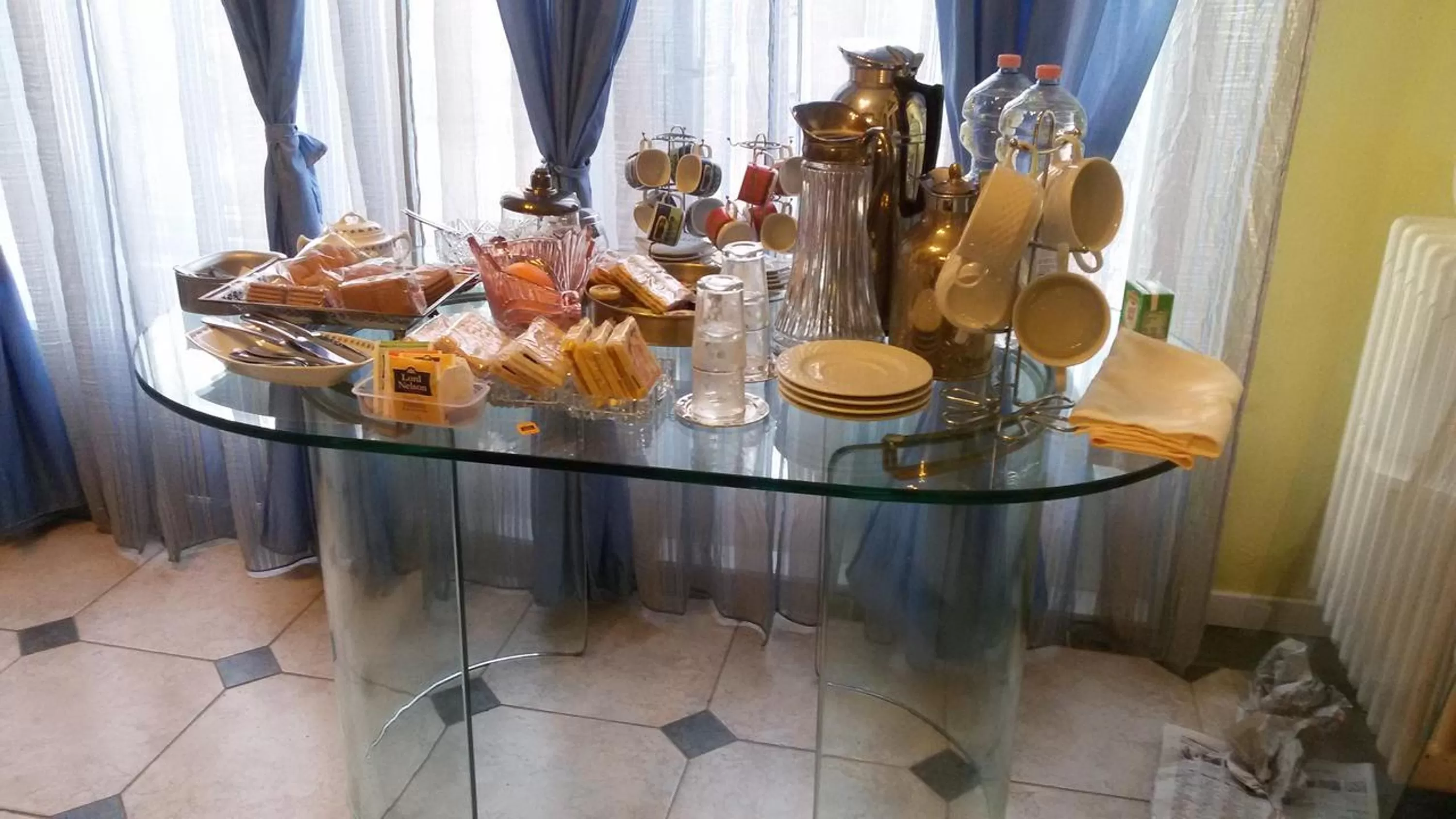 Buffet breakfast in Villa Fiorita