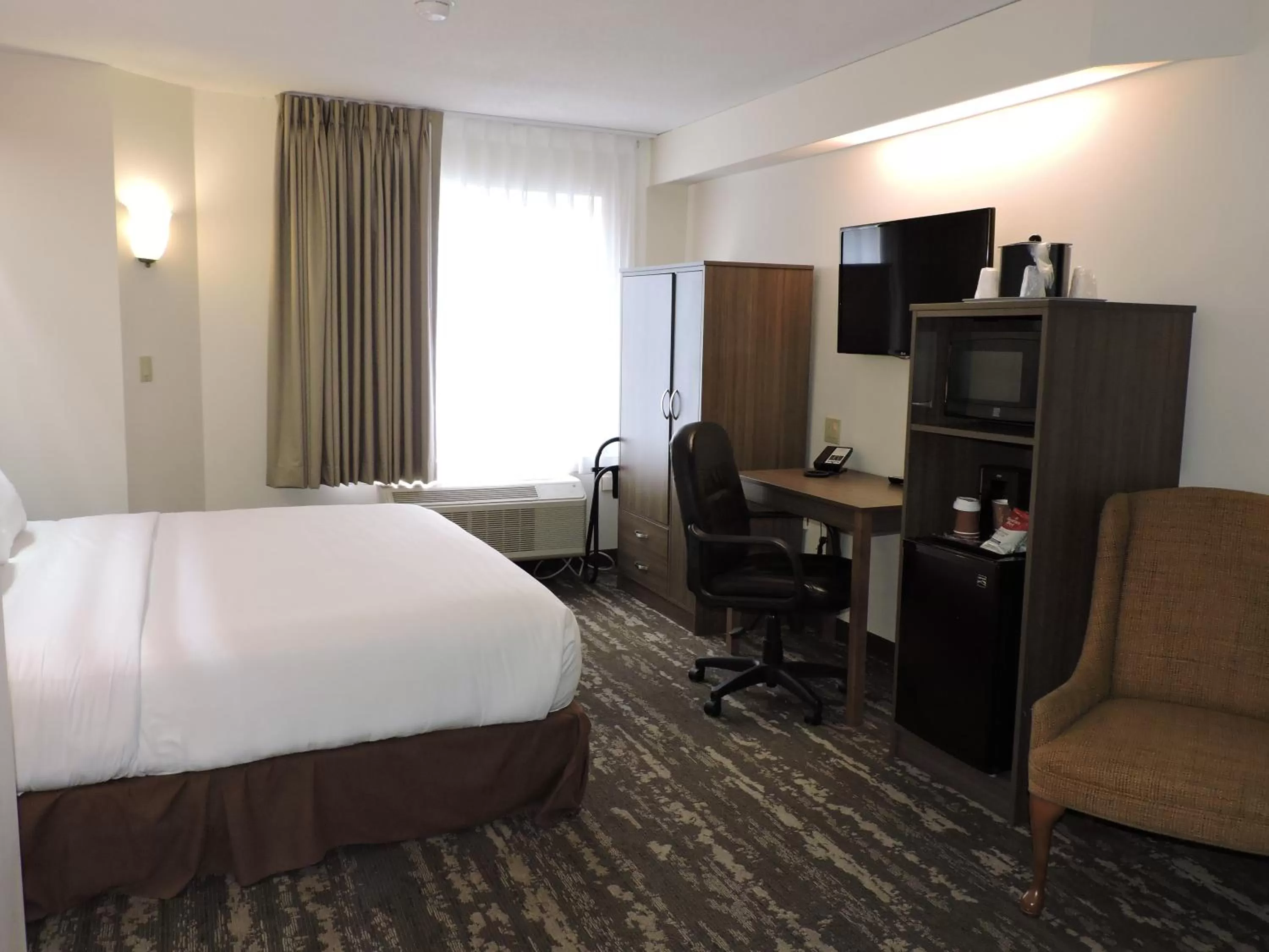 TV and multimedia, Bed in Charlevoix Inn & Suites SureStay Collection by Best Western