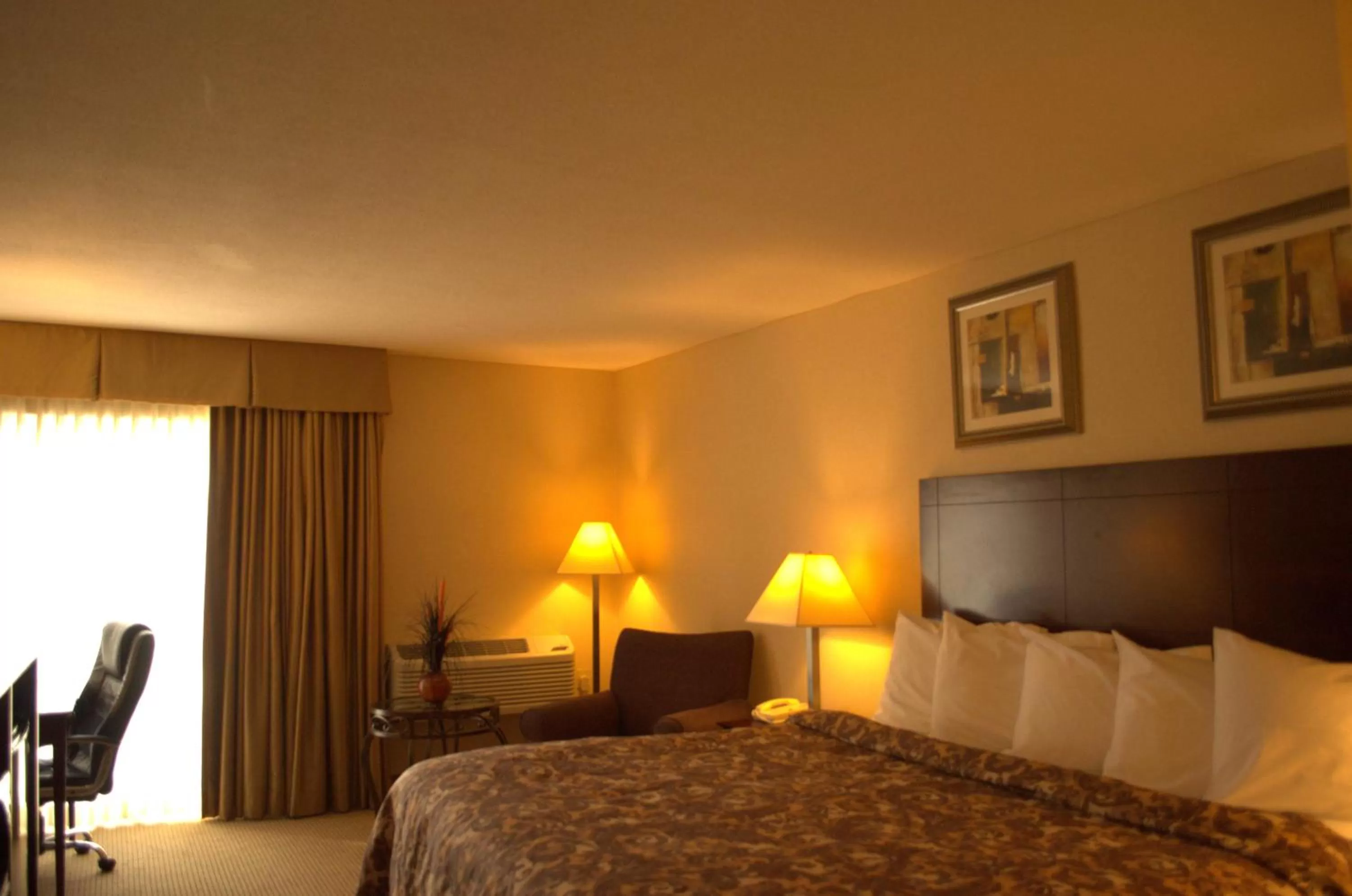Bed in Rodeway Inn & Suites East Windsor