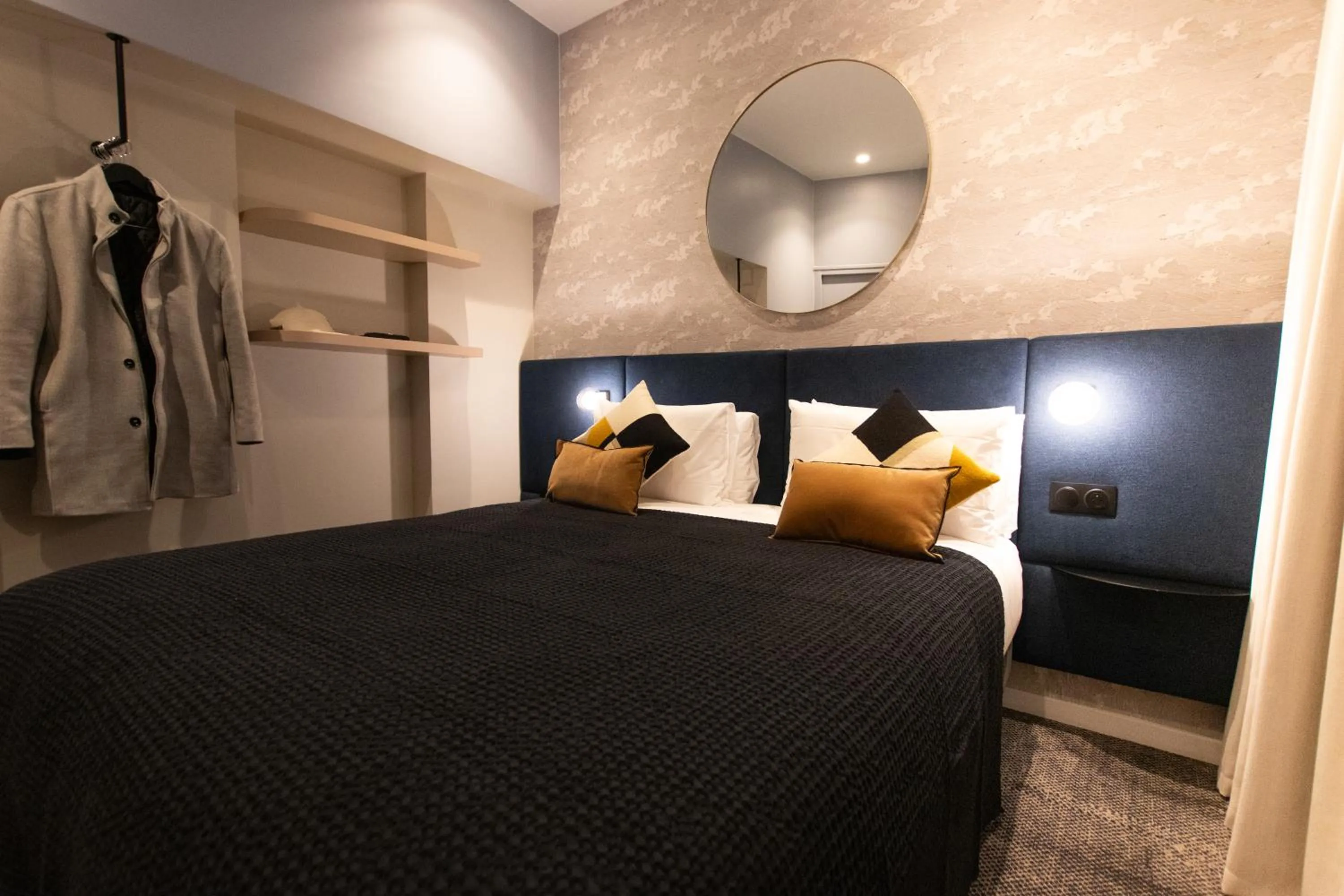 Bed in Mercure Paris Tour Eiffel Pont Mirabeau