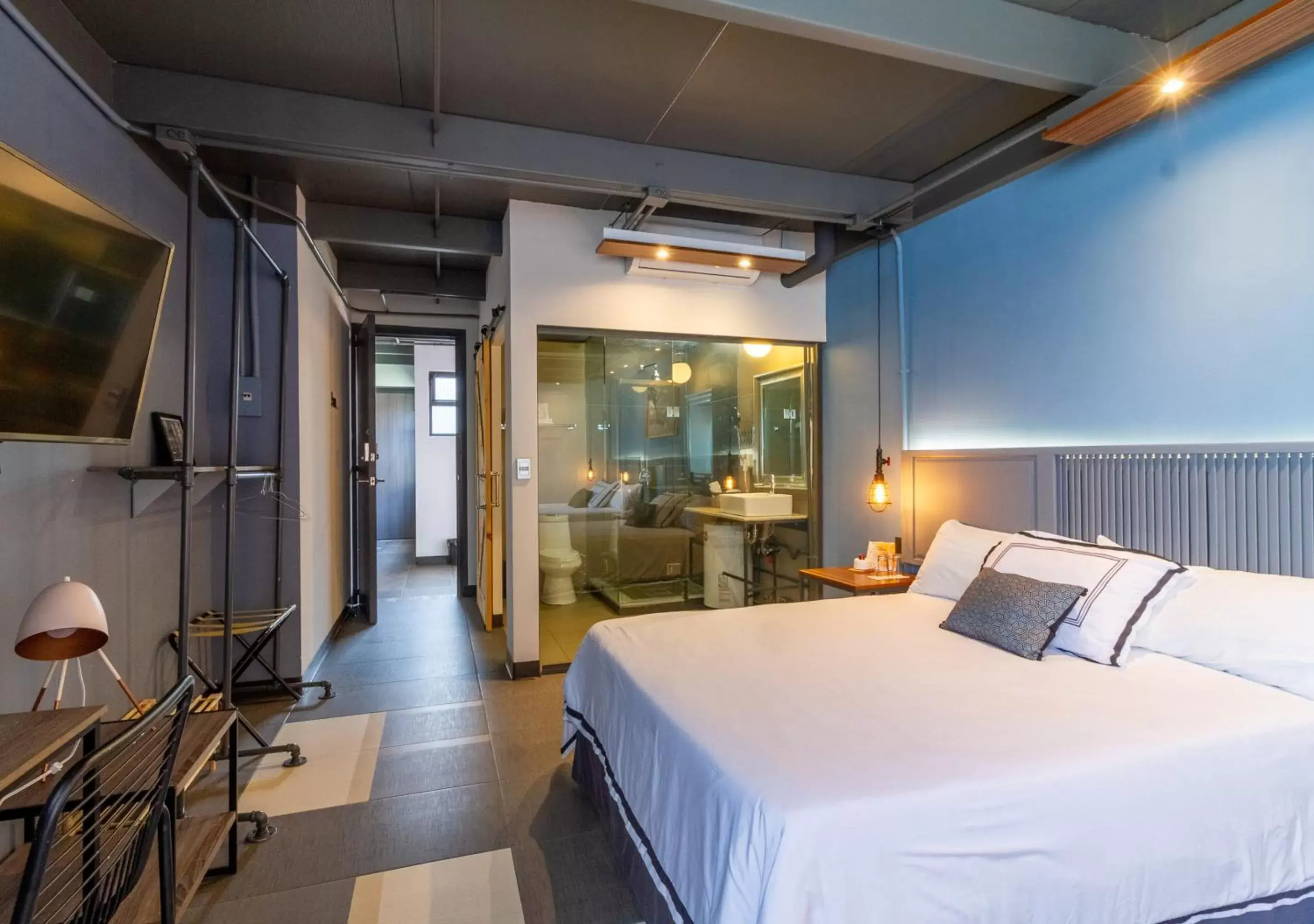 Standard Queen Room in The Yellow by DOT Boutique Standard Queen Room in The Yellow by DOT Boutique